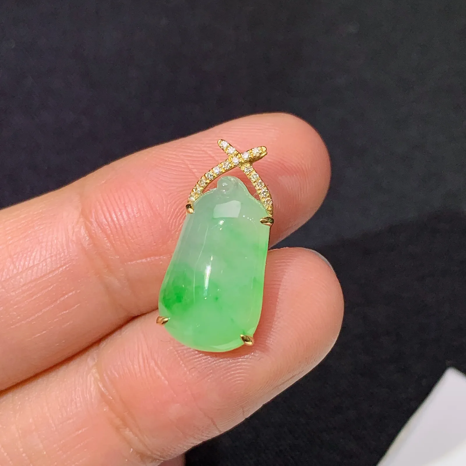 飘绿福瓜吊坠，18k金镶嵌，冰润细腻，色阳，种水足 尺寸18.6*8.8*5.2