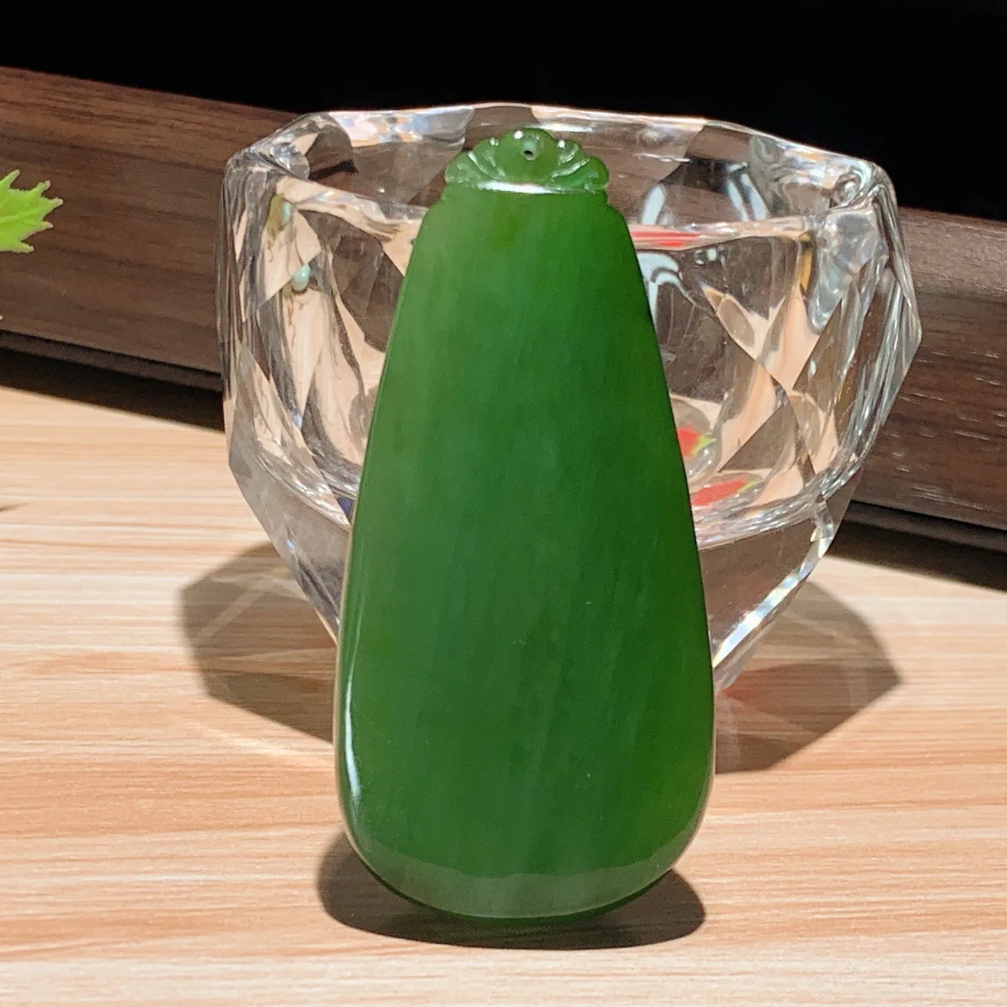 和田玉阳绿俄罗斯碧玉财神挂件。尺寸60/29/17重43克。玉质细腻油润。手推出油。佩戴高端典雅。lt251113