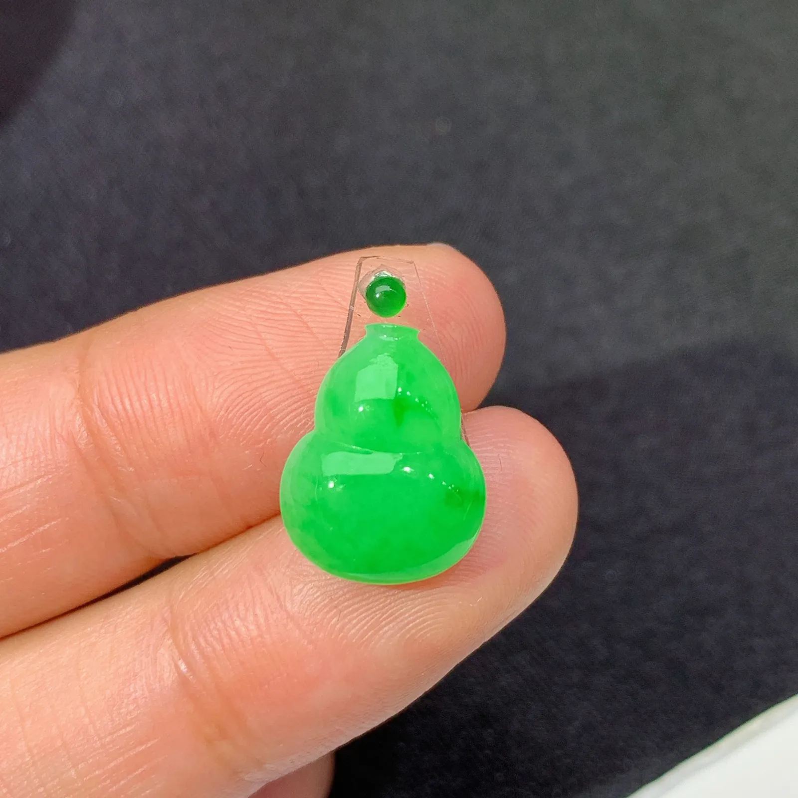 阳绿葫芦，镶嵌佳品，冰润色阳，种水足 尺寸13.5*10.7*3.3