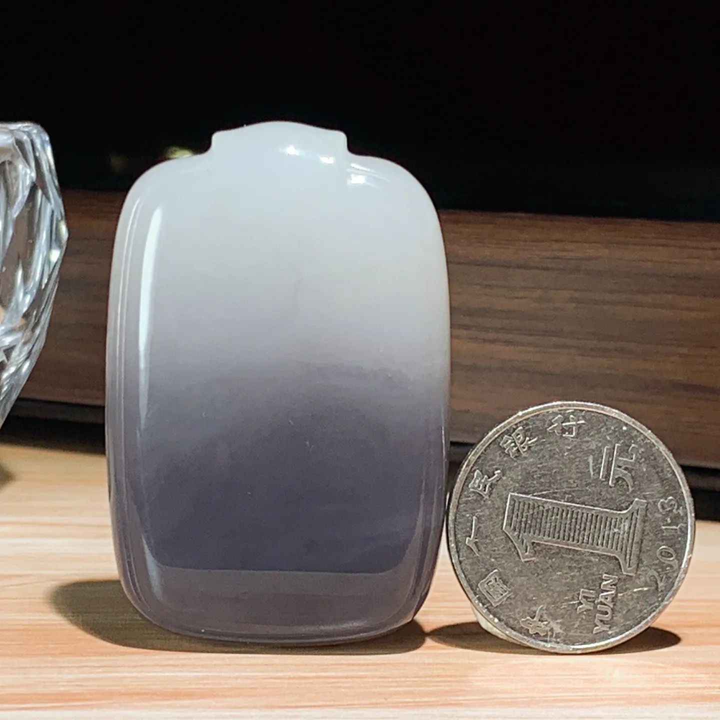 和田玉白加紫罗兰平安无事牌挂件。尺寸52/34/12重50克。玉质细腻油润。手推出油。佩戴高端典雅。lt251113