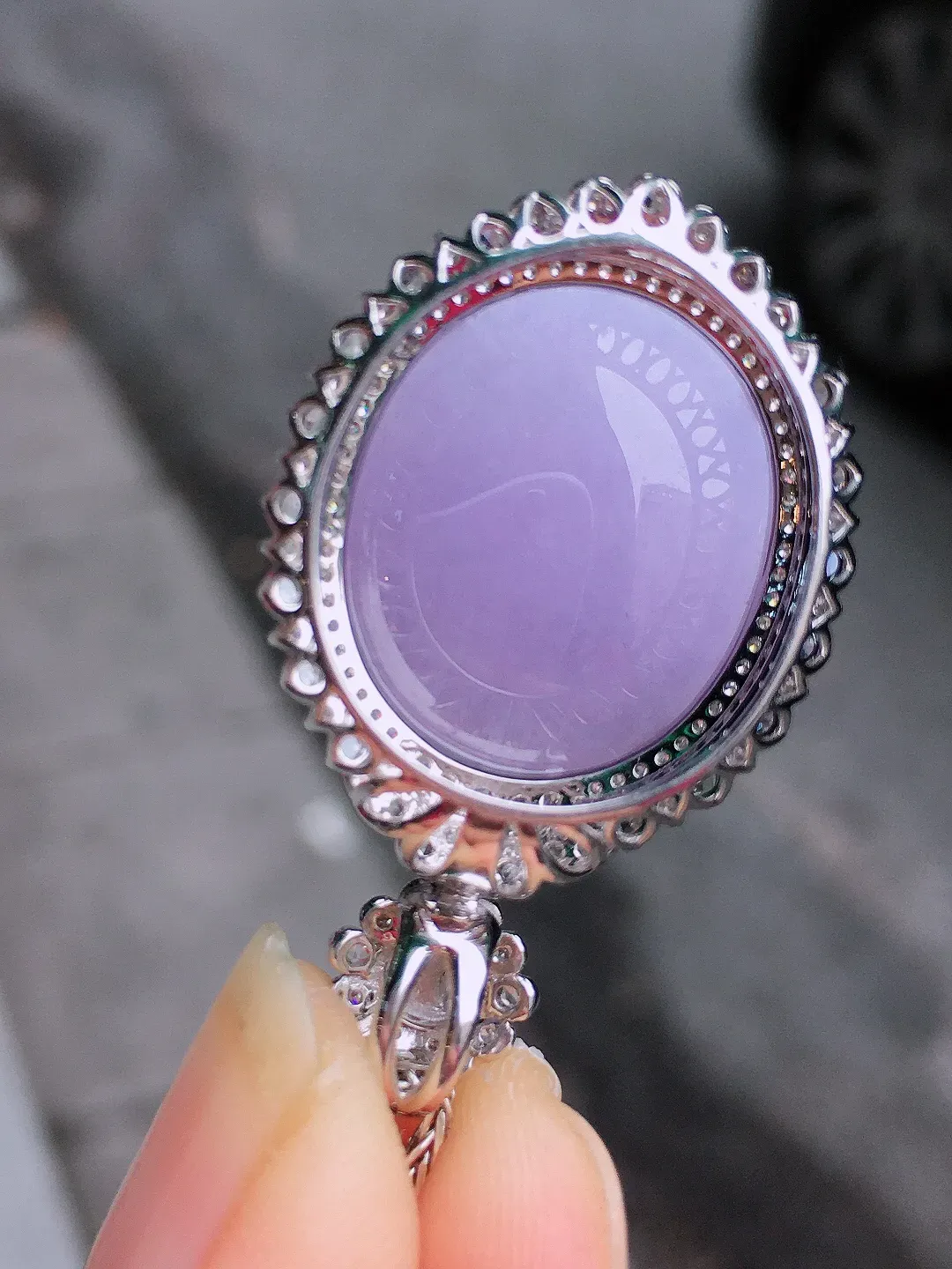 紫罗兰蛋面吊坠，色泽均匀艳丽，玉质细腻，荧光感超
强，饱满圆润，尽显优雅气质，18k
金豪华镶嵌