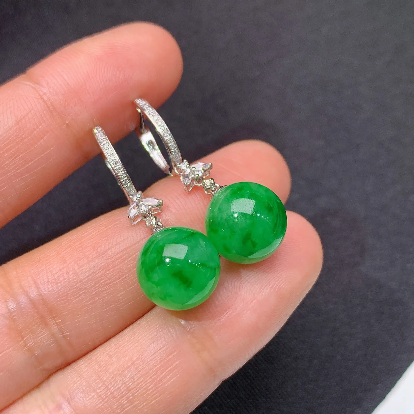 阳绿圆珠耳坠，18k金镶嵌，简约时尚，冰润色阳，种水足 直径10.5