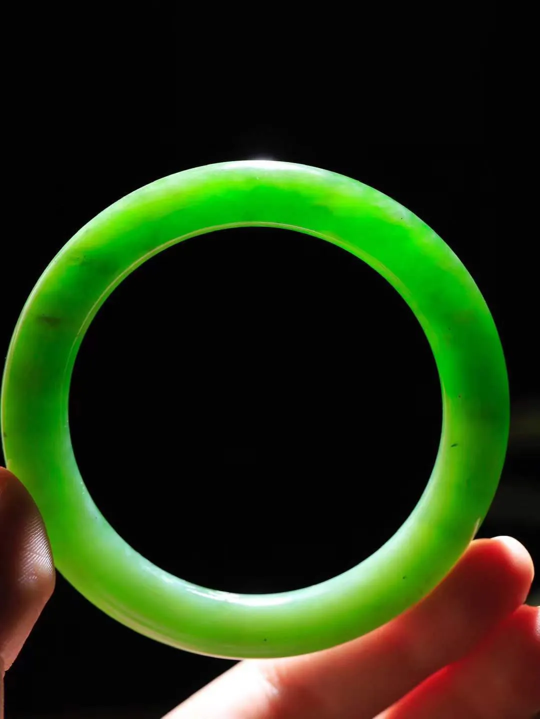 【温润如心.镯】

精品️和田玉碧玉手镯，精选上等碧玉料，色泽清透，质地细腻。佩戴它，感受千年玉文化的温润与优雅，愿它为您带来平安与幸福。重50.3克  尺寸59-9-10mm  101101311A