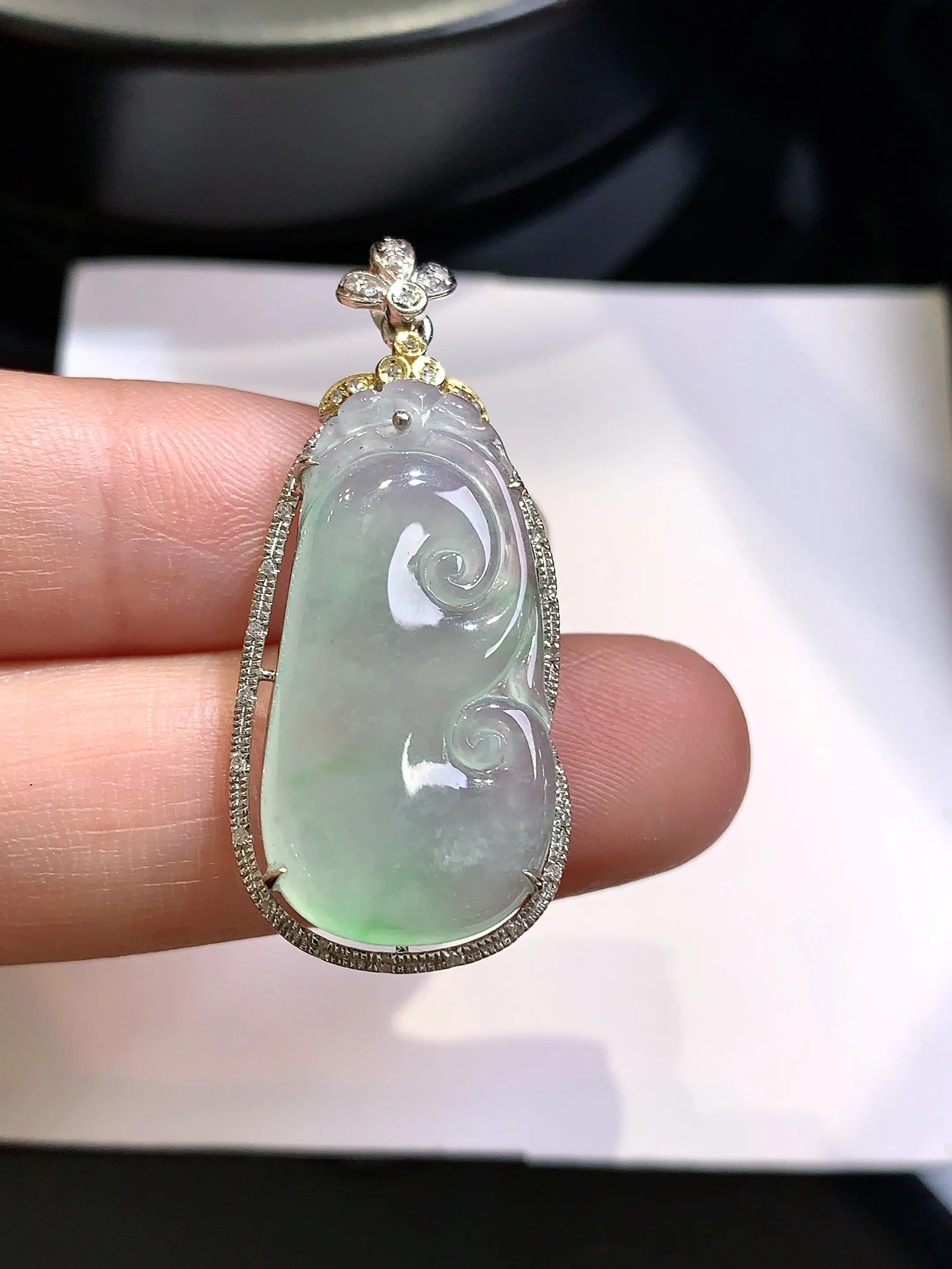 18k金钻镶嵌冰种如意吊坠 玉质细腻 色泽清新艳丽 整体尺寸36.6*16*6.5