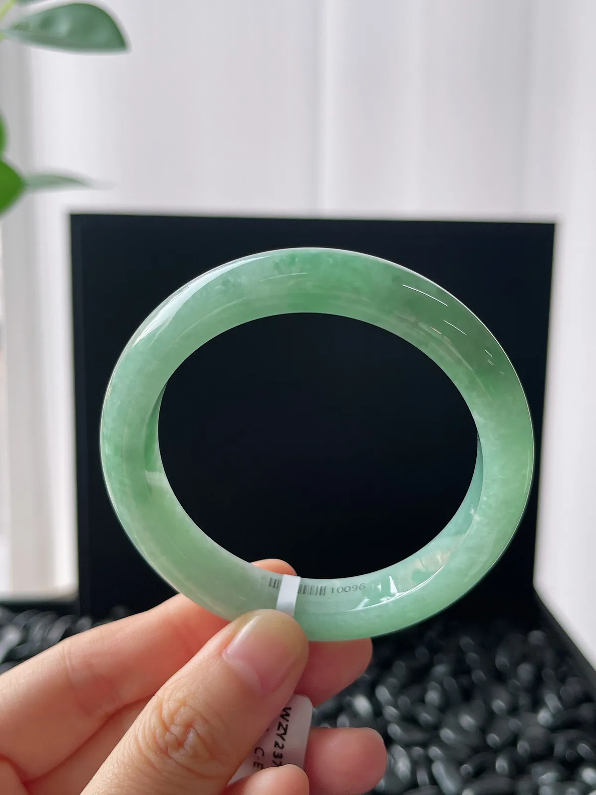 正圈52.7圈口，翡翠糯化种淡绿色手镯