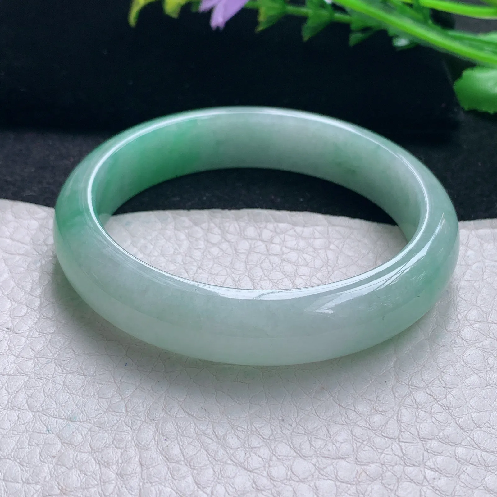 js自然光55*12.5*7.3平安镯 缅甸翡翠a货手镯飘绿清新宽边玉手环