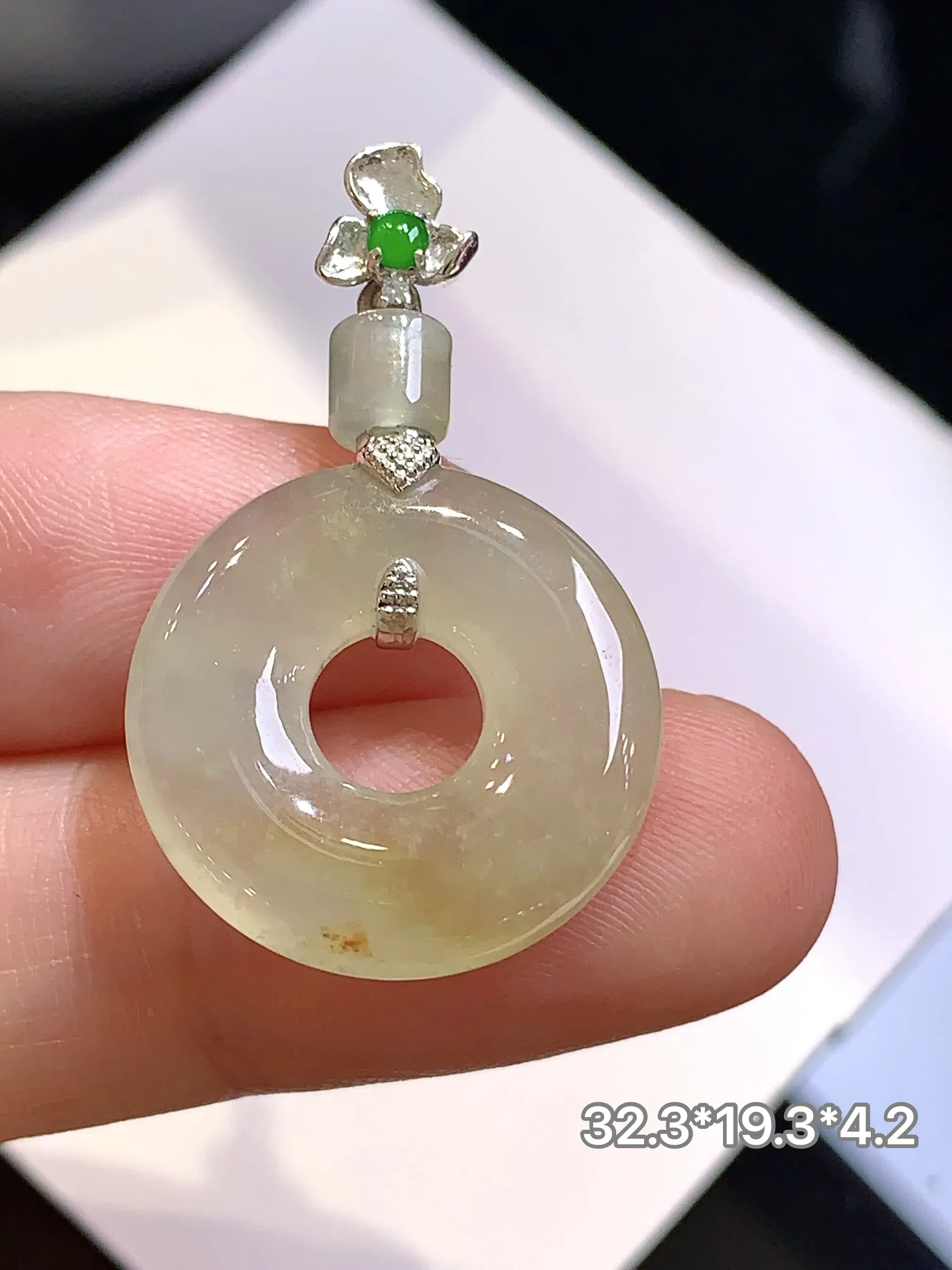 18k金钻镶嵌黄翡平安环吊坠 玉质细腻 色泽清新艳丽 整体尺寸32.3*19.3*4.2