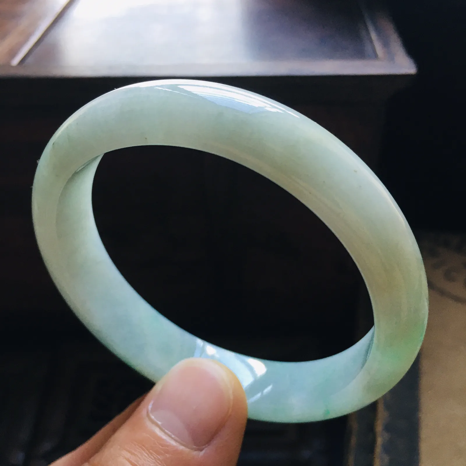 贵妃53飘绿手镯，水润细腻，自然光实拍～尺寸：53.2*46.9*12*6.9（毫米），适合正圈51圈口大小，手工测量略有误差