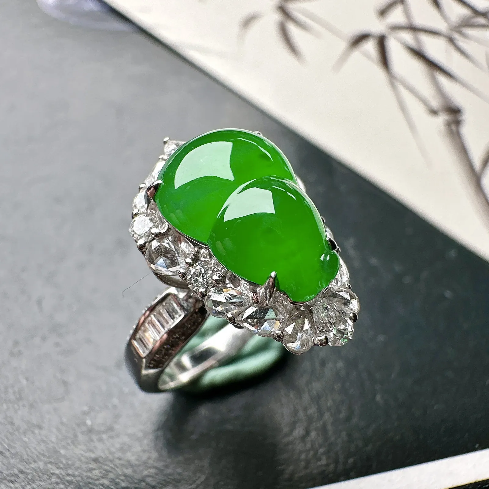 【冰种满绿葫芦戒指】种水色俱全，冰透闪亮，通透感饱满度很好，18k金钻豪华镶嵌，裸石尺寸13.3*9.4*4.4毫米