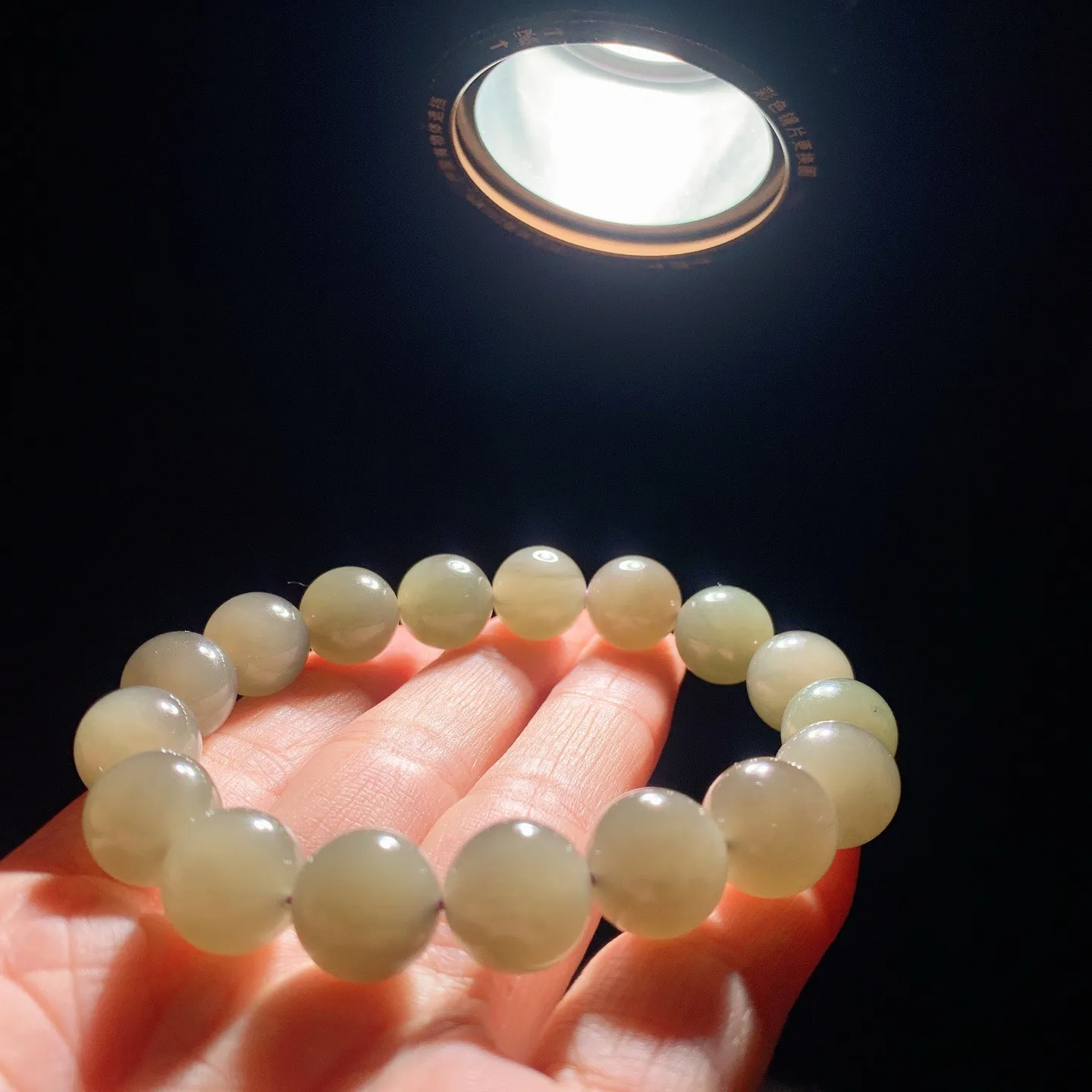 和田玉紫罗兰翠紫圆珠手串 单颗尺寸12重45.8克。玉质细腻油润。手推出油。佩戴高端典雅。lt251113