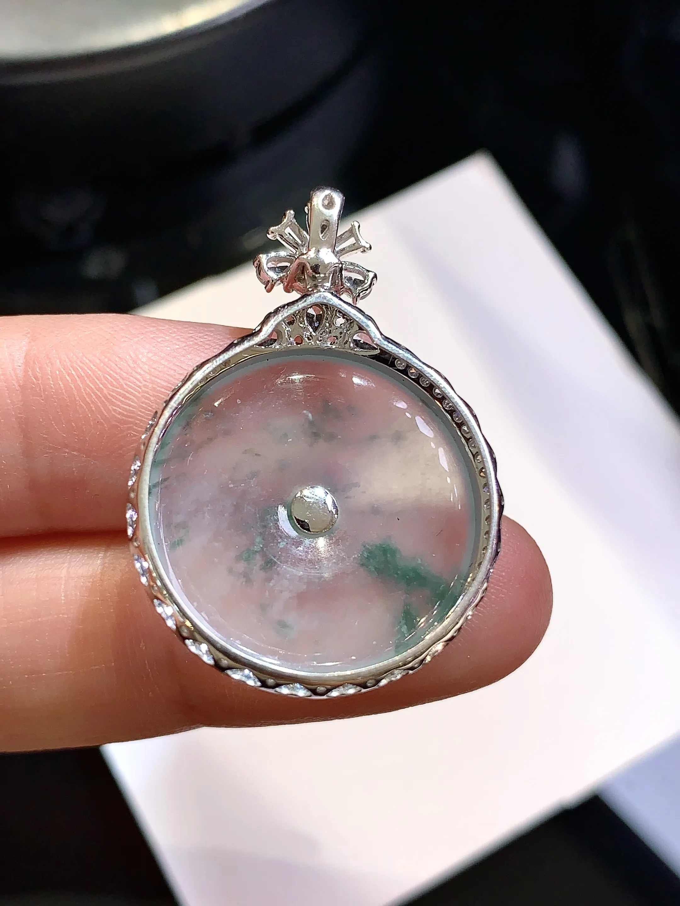 18k金钻镶嵌冰种平安扣吊坠 玉质细腻 色泽清新艳丽  整体尺寸31.3*22.5*5.8