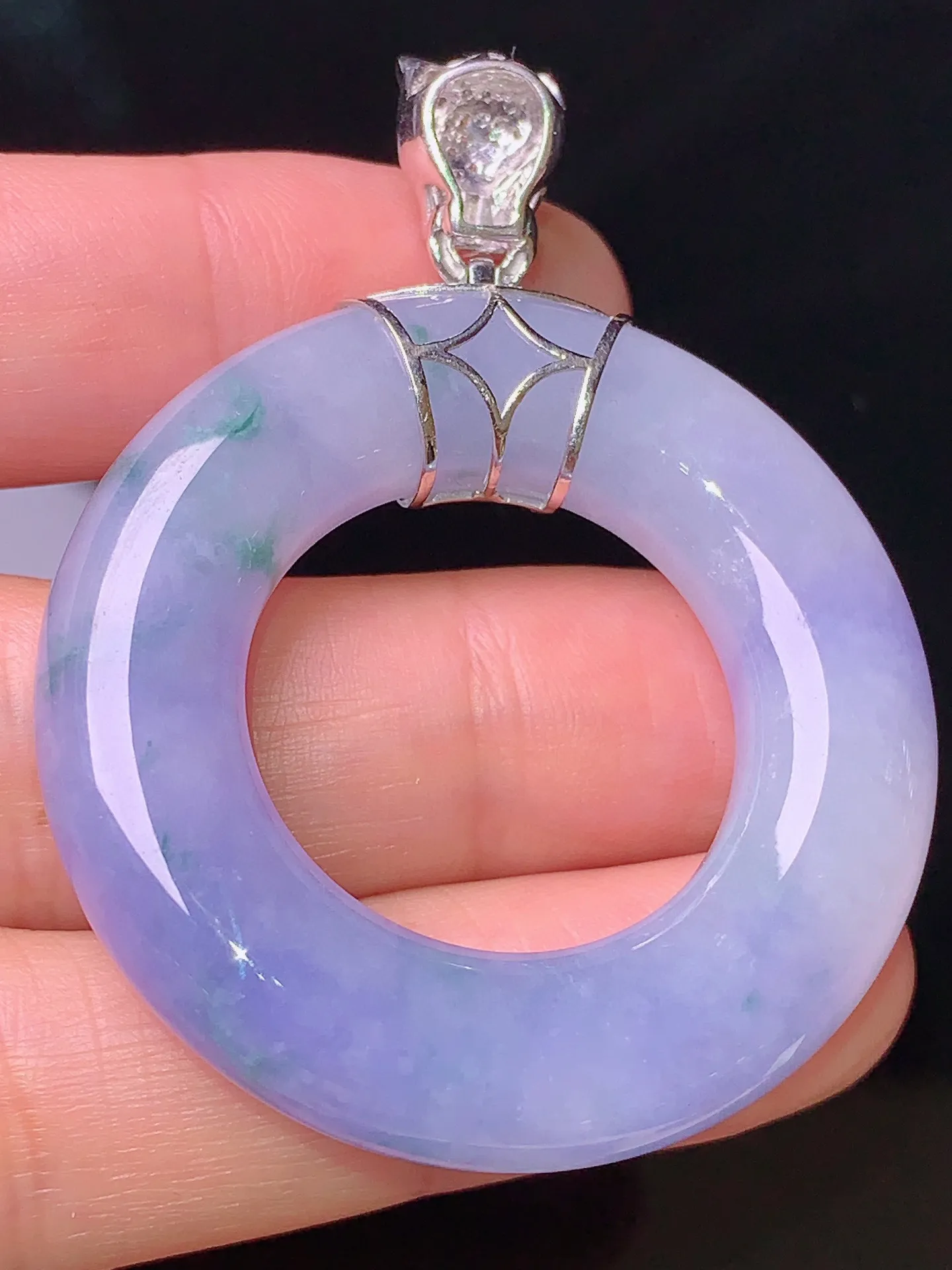 18k金钻镶嵌紫罗兰平安环吊坠 玉质细腻 色泽清新艳丽 整体尺寸52*40*8.2