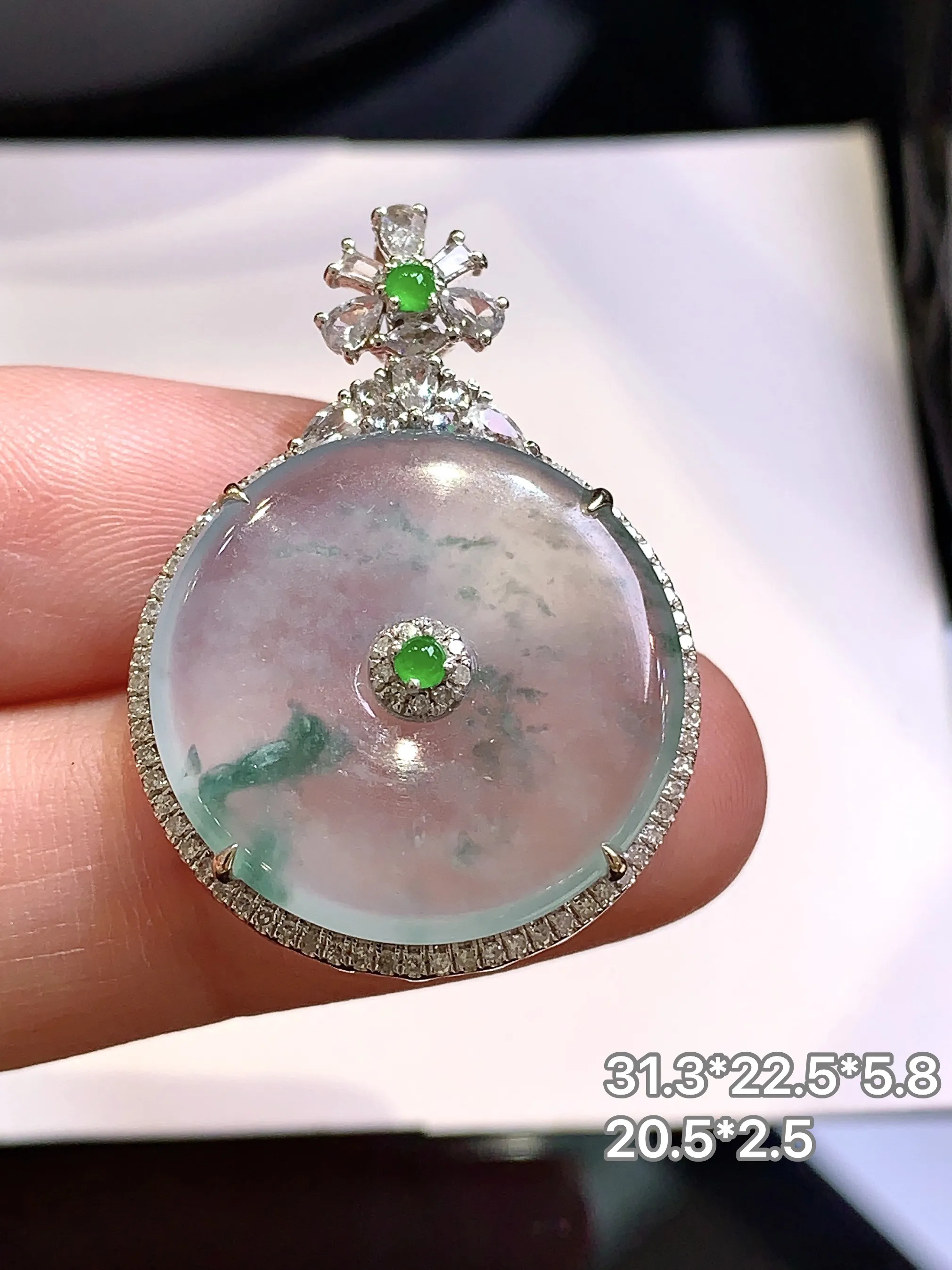 18k金钻镶嵌冰种平安扣吊坠 玉质细腻 色泽清新艳丽  整体尺寸31.3*22.5*5.8