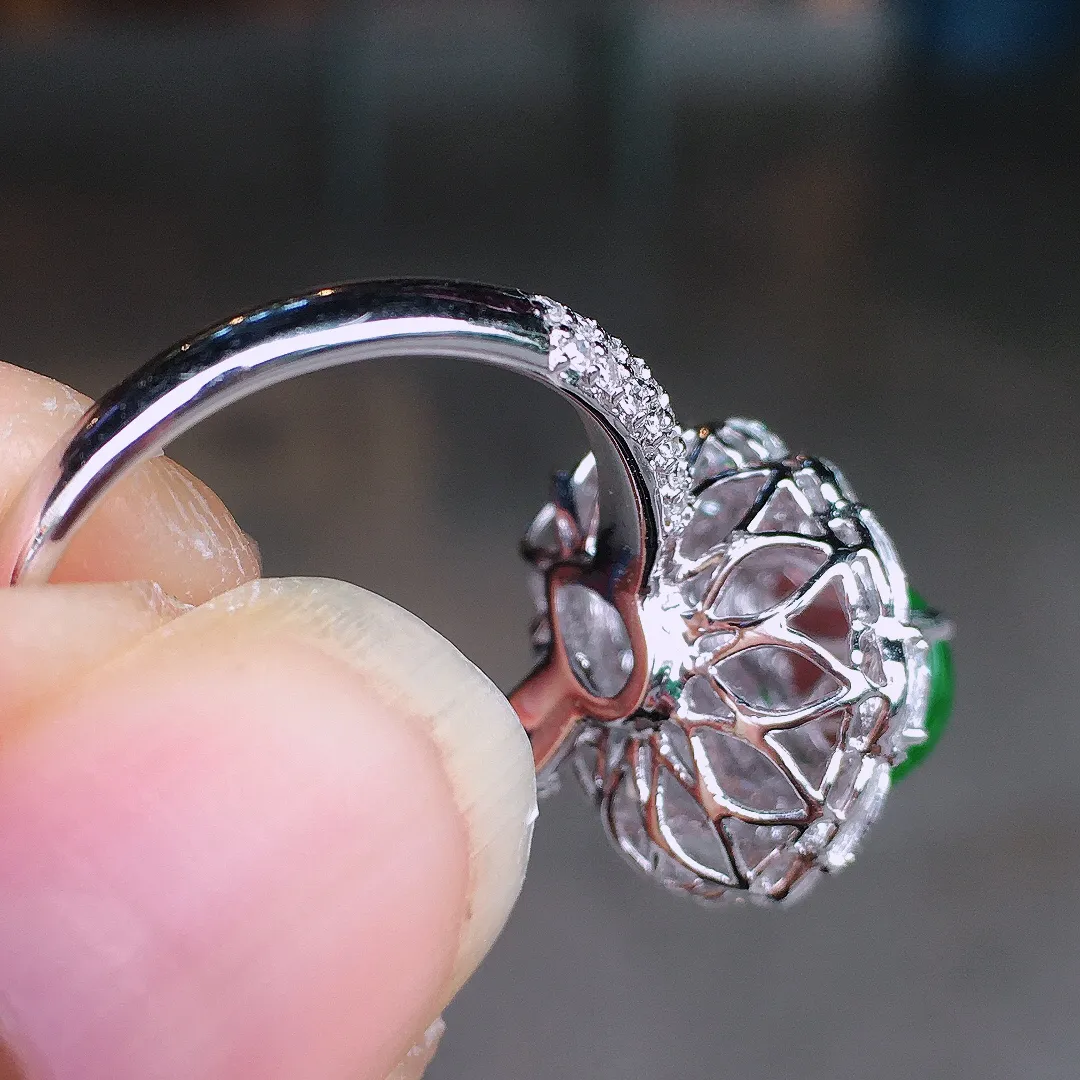 阳绿葫芦戒指，色泽均匀艳丽，玉质细腻，荧光感超
强，饱满圆润，尽显优雅气质，18k
金豪华镶嵌