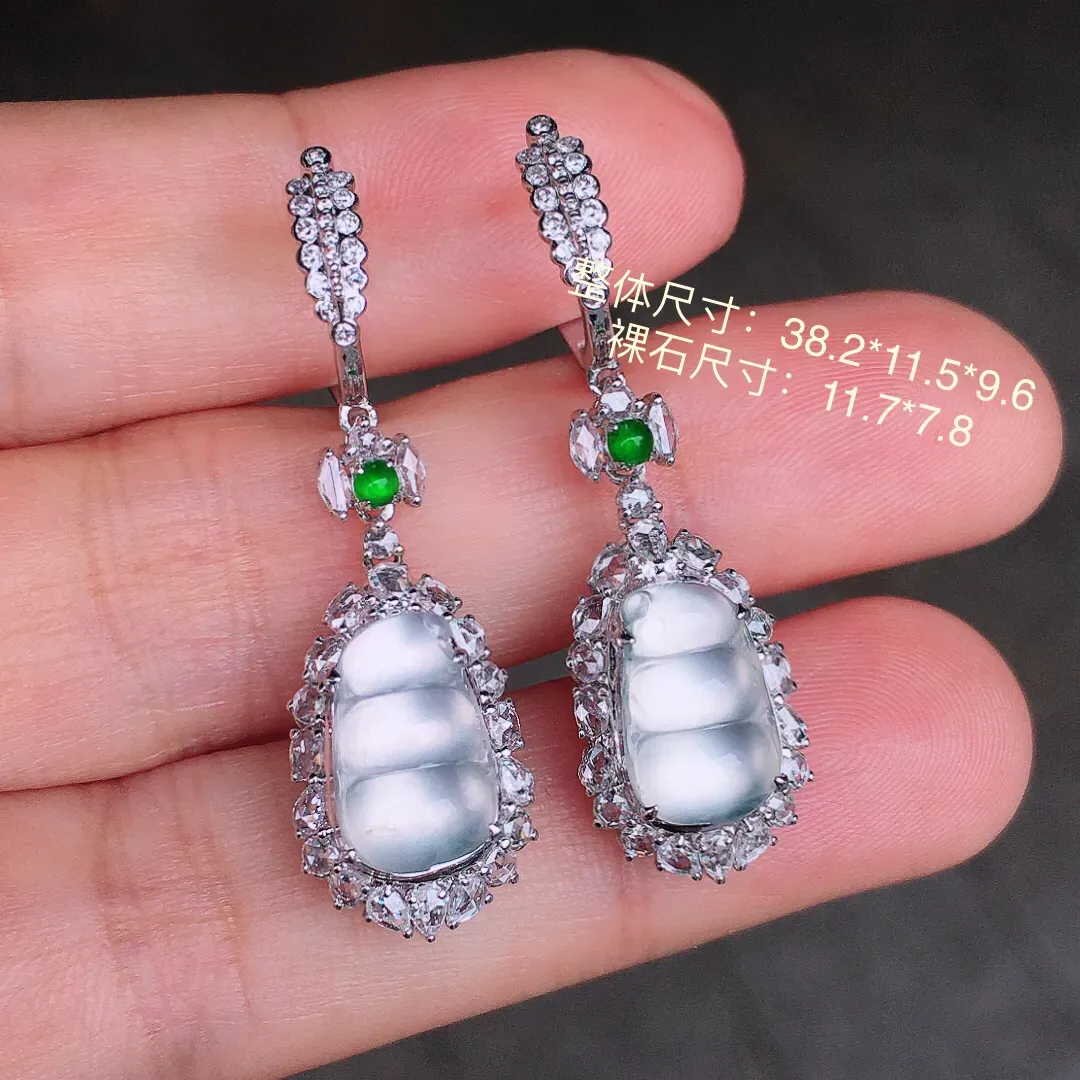 冰种福豆耳坠，玉质细腻，荧光感超
强，饱满圆润，尽显优雅气质，18k
金豪华镶嵌