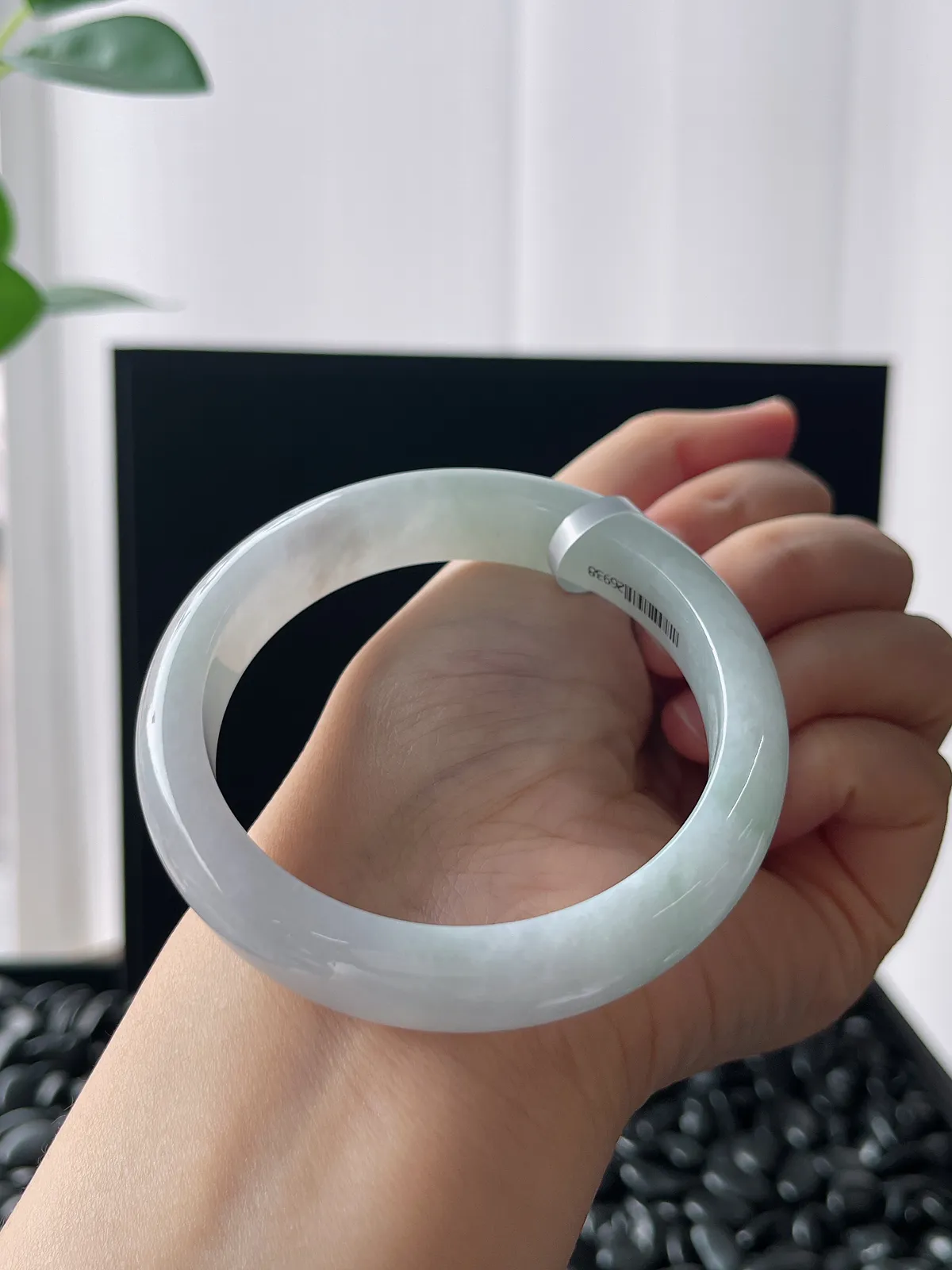 正圈55.9圈口，翡翠糯化种淡绿色手镯