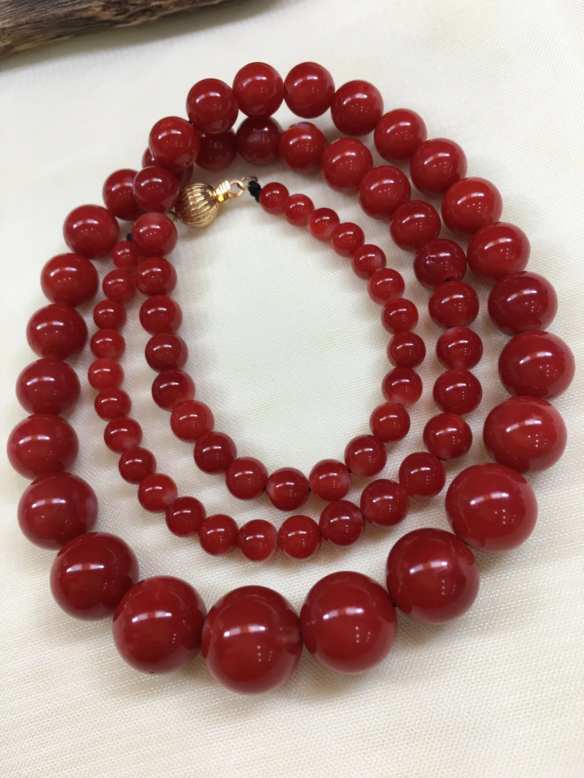 天然日本阿卡红珊瑚10.7mm圆珠塔链，项链款！精致锁骨链！天然无添加无优化，裸石尺寸10.7-4.3mm左右，日本产地，阿卡材料，牛血颜色，深海经千年生长，重量为32.1克。材料限制少白芯少虫眼、️忽略不计！具有收藏价值！