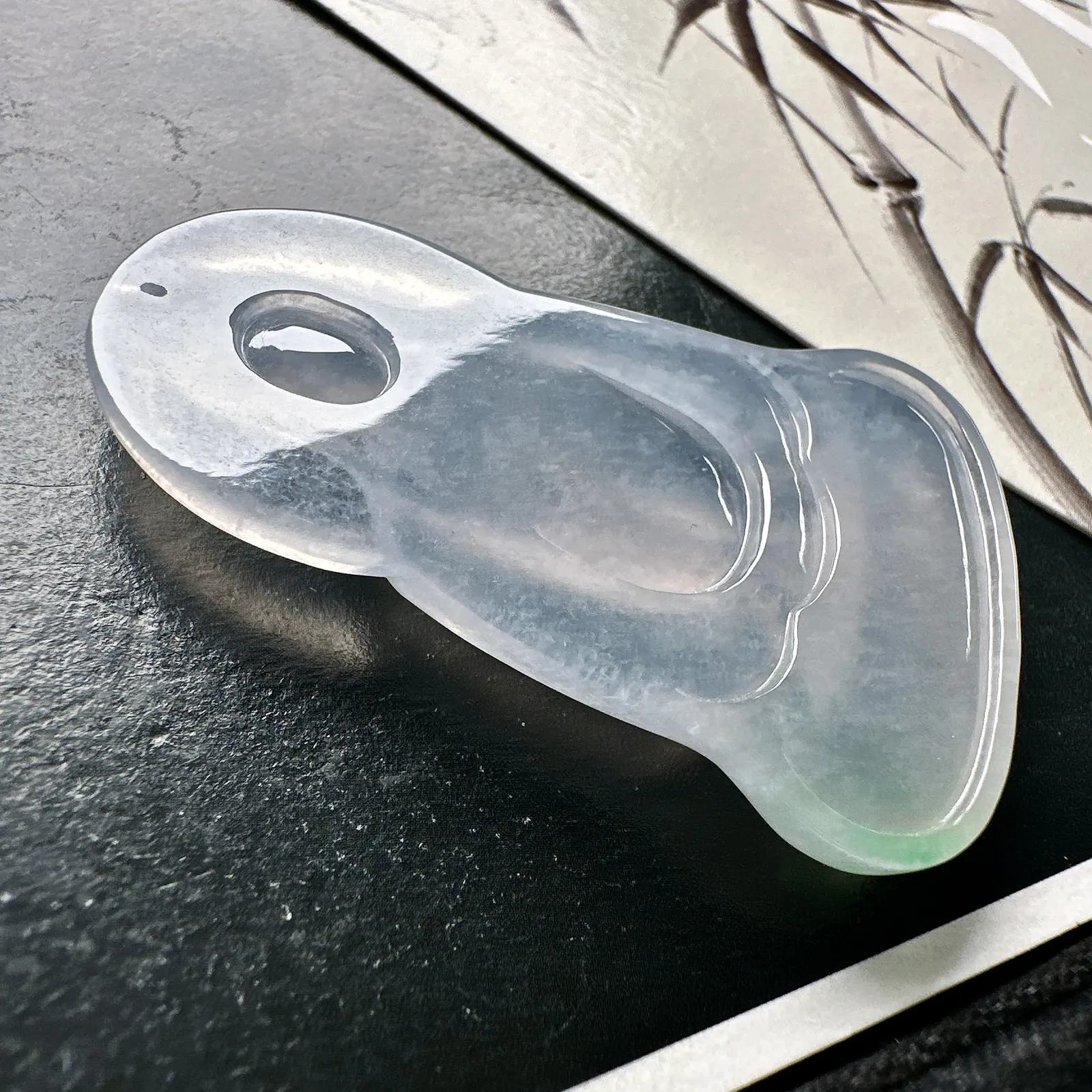 【冰种素衣观音】质地细腻，通透度上佳，冰感十足，适合佩戴。