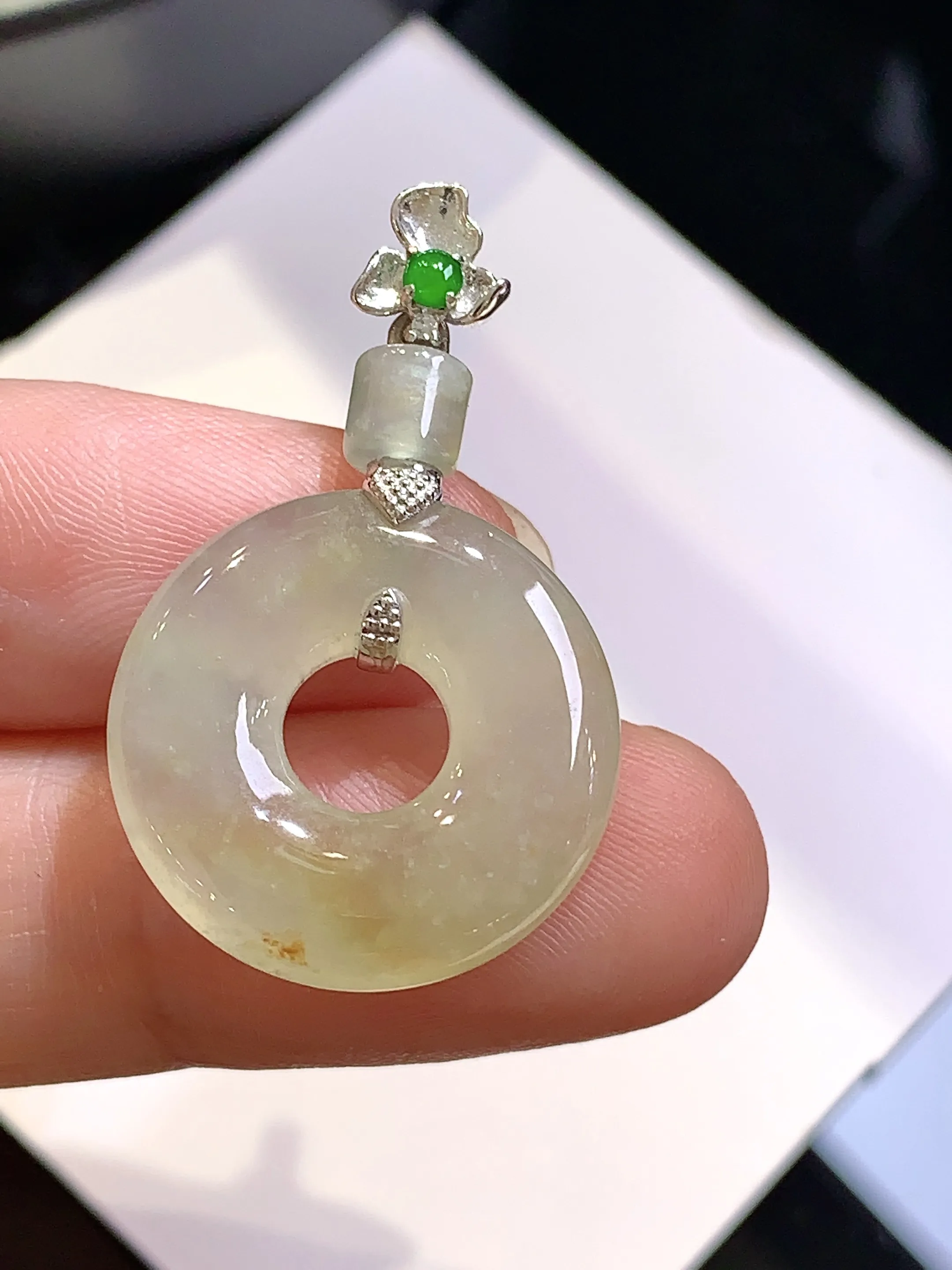 18k金钻镶嵌黄翡平安环吊坠 玉质细腻 色泽清新艳丽 整体尺寸32.3*19.3*4.2