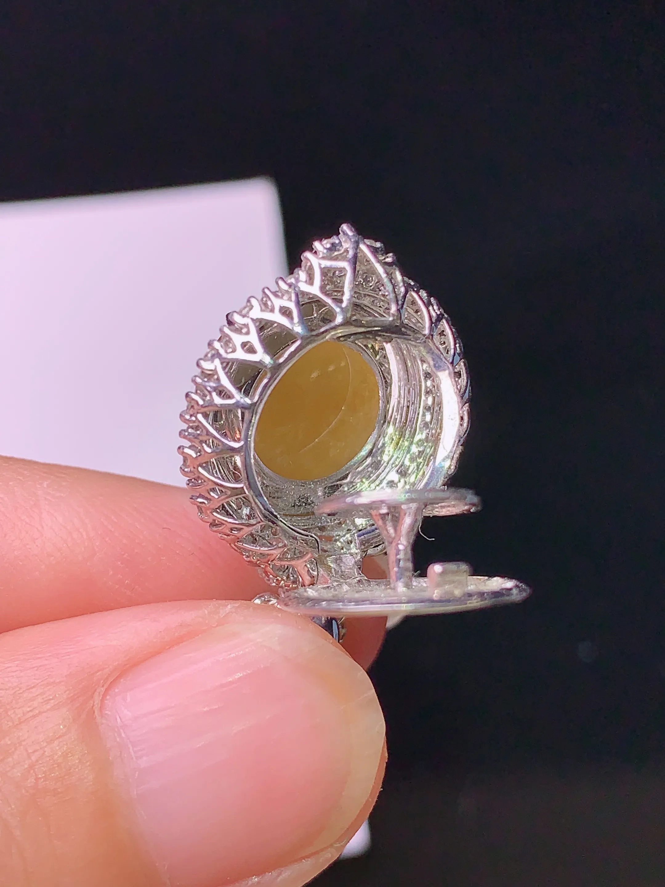 18k金钻镶嵌黄翡蛋面吊坠 玉质细腻 色泽清新艳丽 整体尺寸26.5*16.3*9.8