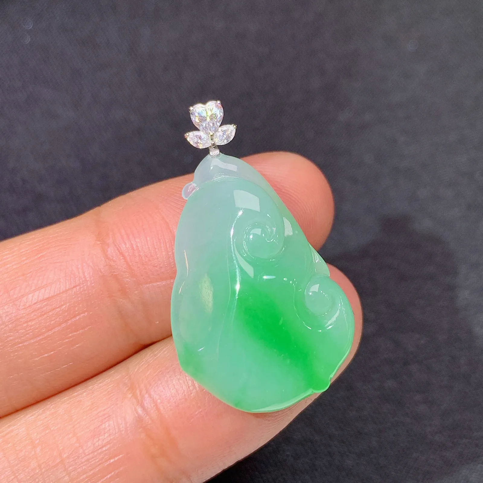 飘绿如意吊坠，18k金镶嵌，冰润色阳，玉质细腻，种水足 尺寸28.4*16.1*6