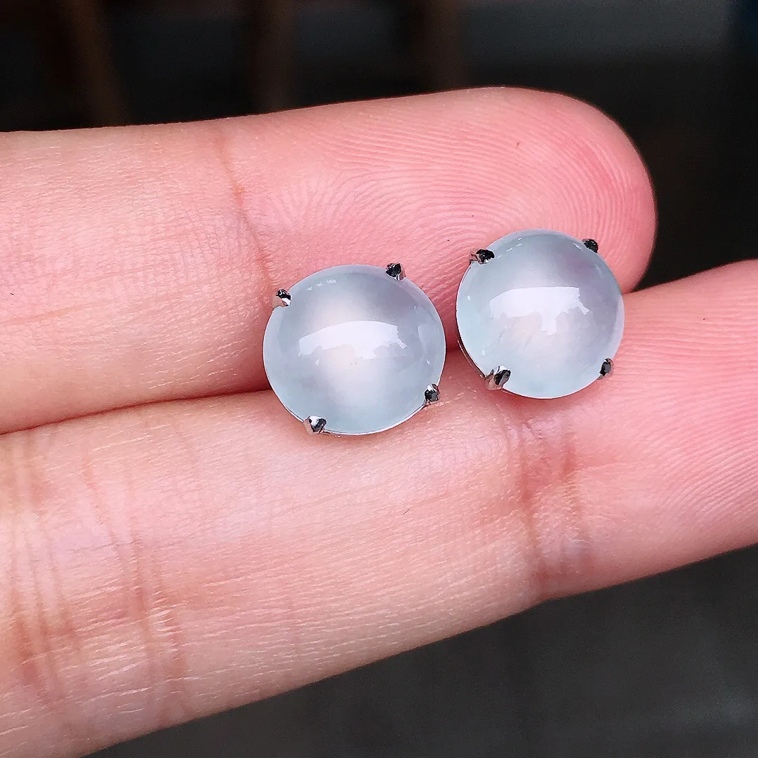 冰种蛋面耳钉，玉质细腻，荧光感超
强，饱满圆润，尽显优雅气质，18k
金豪华镶嵌