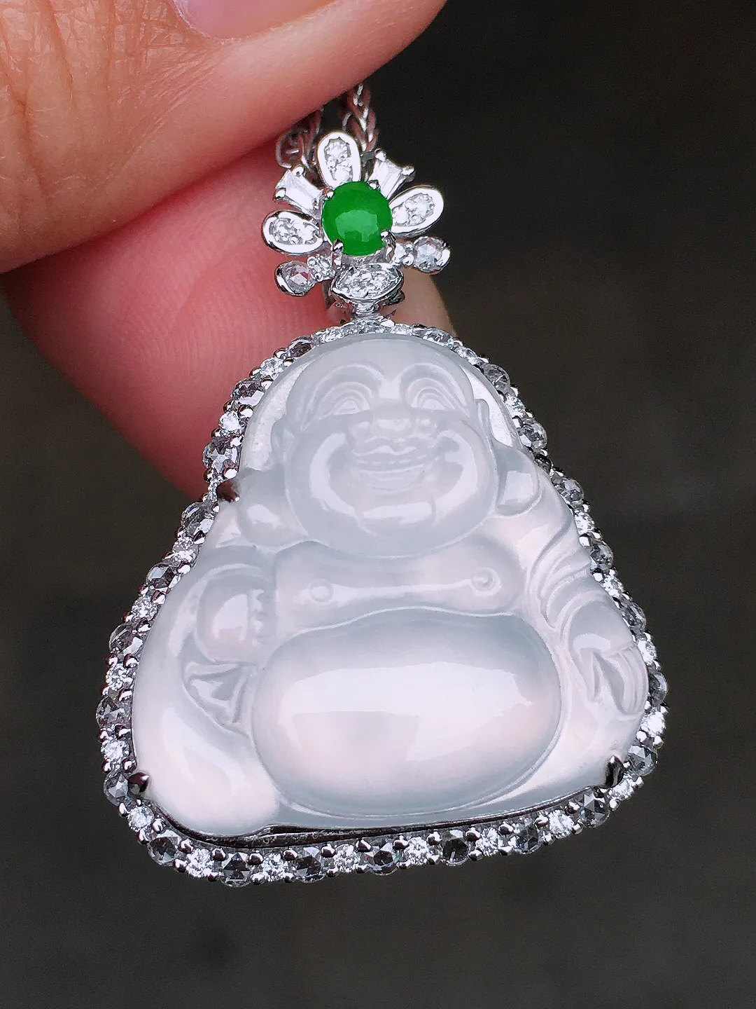 冰种【财神爷】吊坠，玉质细腻，荧光感超
强，饱满圆润，尽显优雅气质，18k
金豪华镶嵌