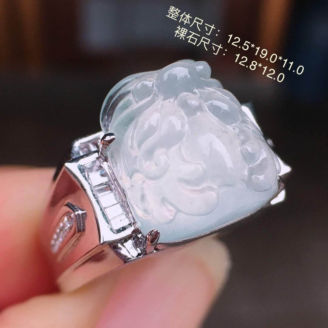 冰种貔貅戒指，玉质细腻，荧光感超
强，饱满圆润，尽显优雅气质，18k
金豪华镶嵌