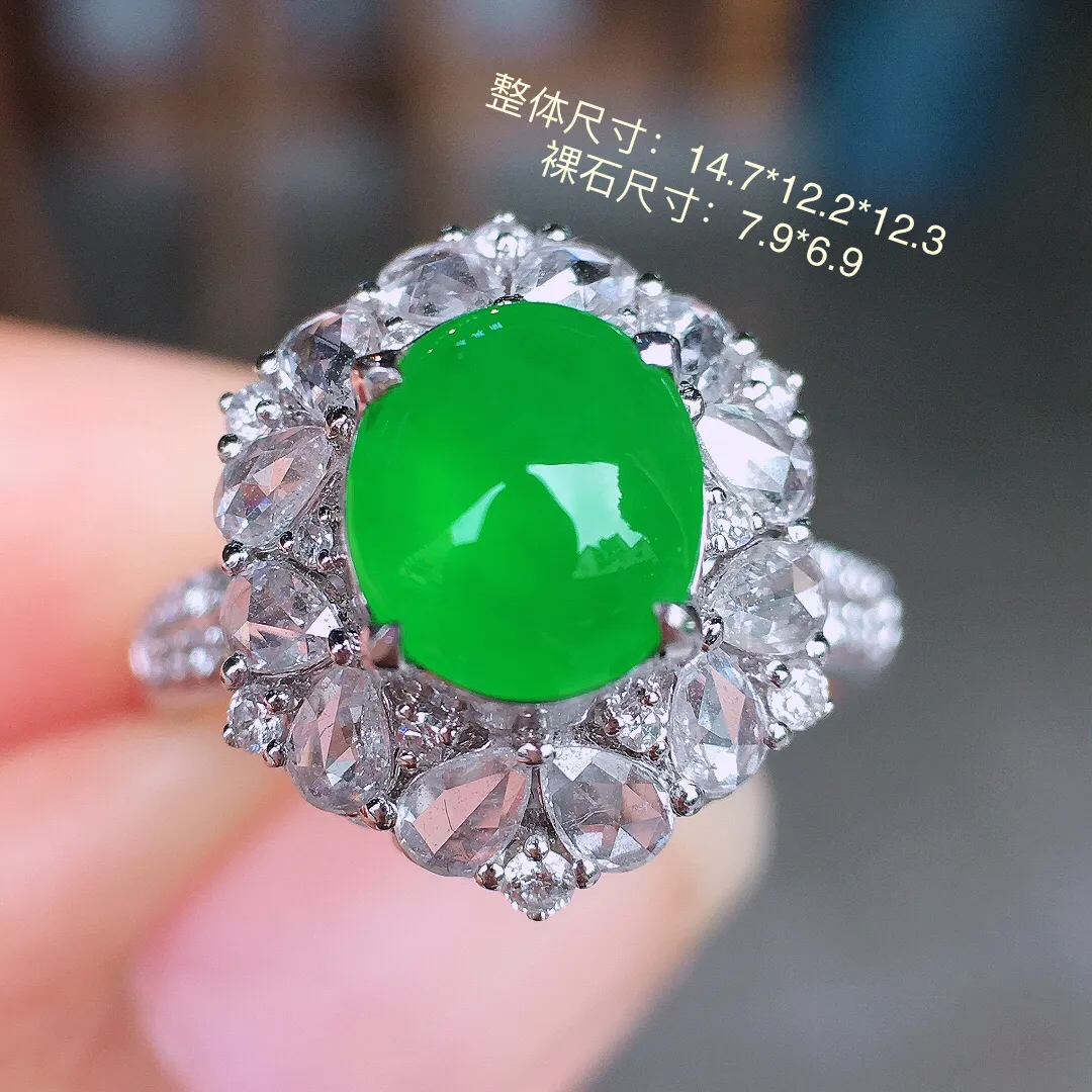 阳绿蛋面戒指/吊坠两用款，色泽均匀艳丽，玉质细腻，荧光感超
强，饱满圆润，尽显优雅气质，18k
金豪华镶嵌