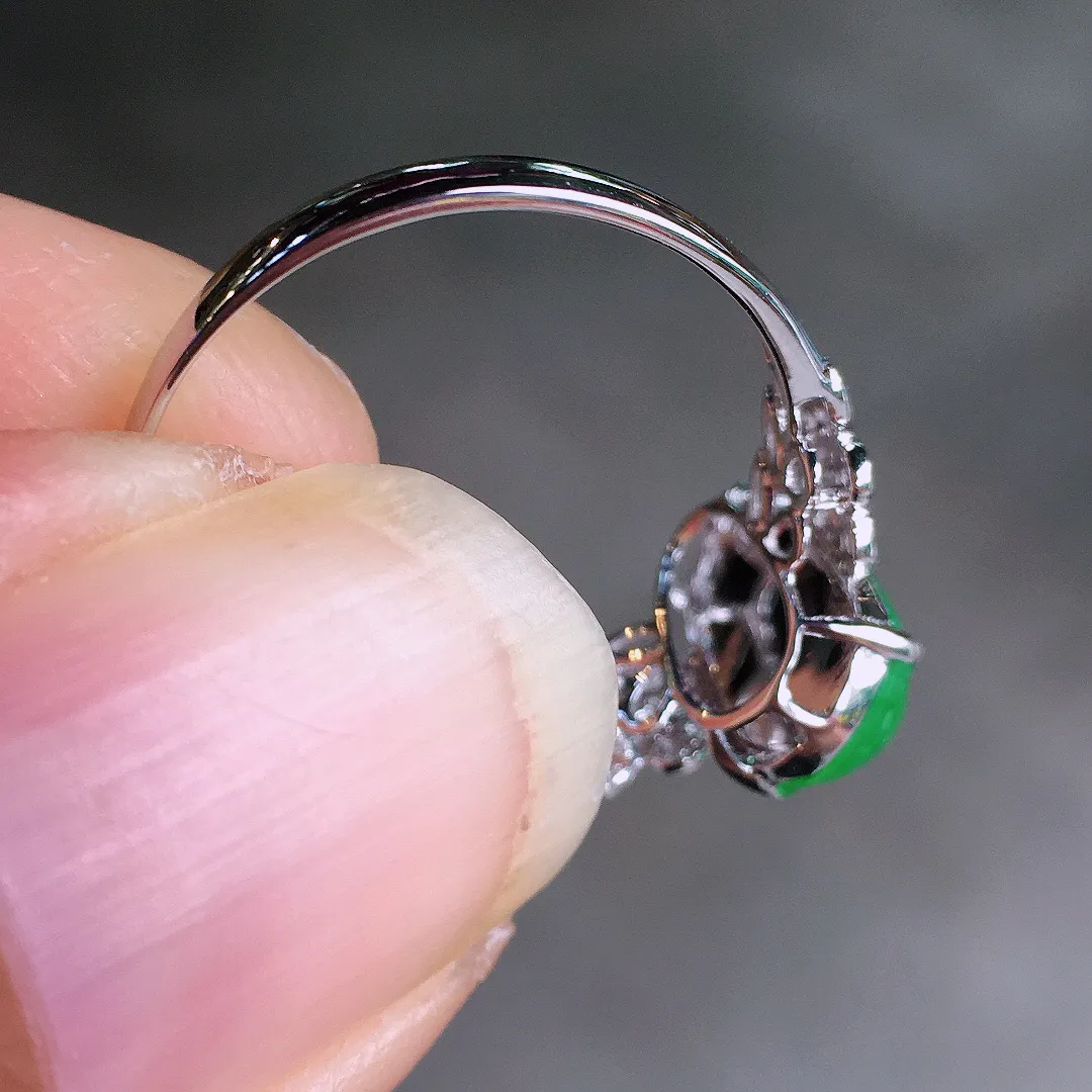 阳绿福豆戒指，色泽均匀艳丽，玉质细腻，荧光感超
强，饱满圆润，尽显优雅气质，18k
金豪华镶嵌