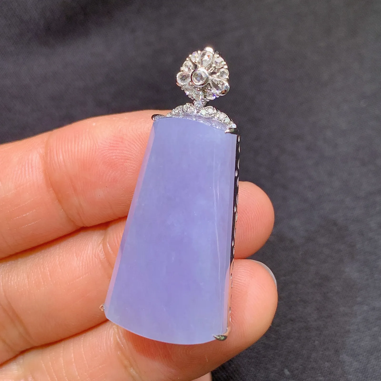 紫罗兰无事牌吊坠，18k金镶嵌，温润细腻，颜色鲜艳 尺寸37.7*17.5*7.6