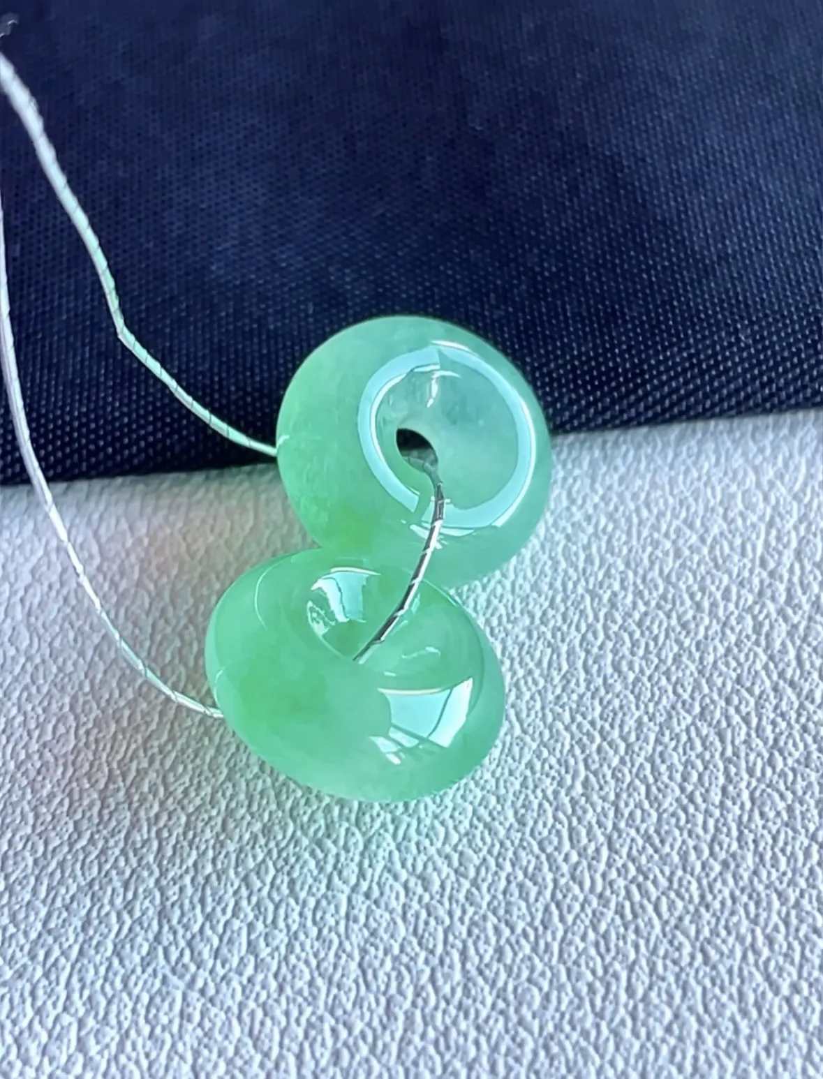 高冰晴绿甜甜圈平安扣一对  
尺寸：10.9-4.5