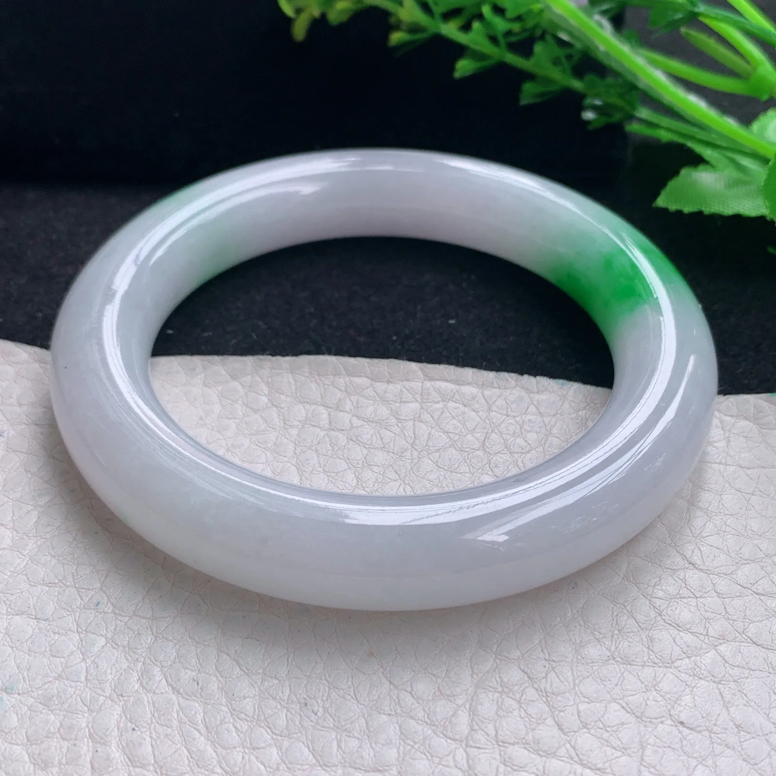 yh自然光58*12胖圆镯 缅甸翡翠a货手镯水润飘阳绿圆条美人镯