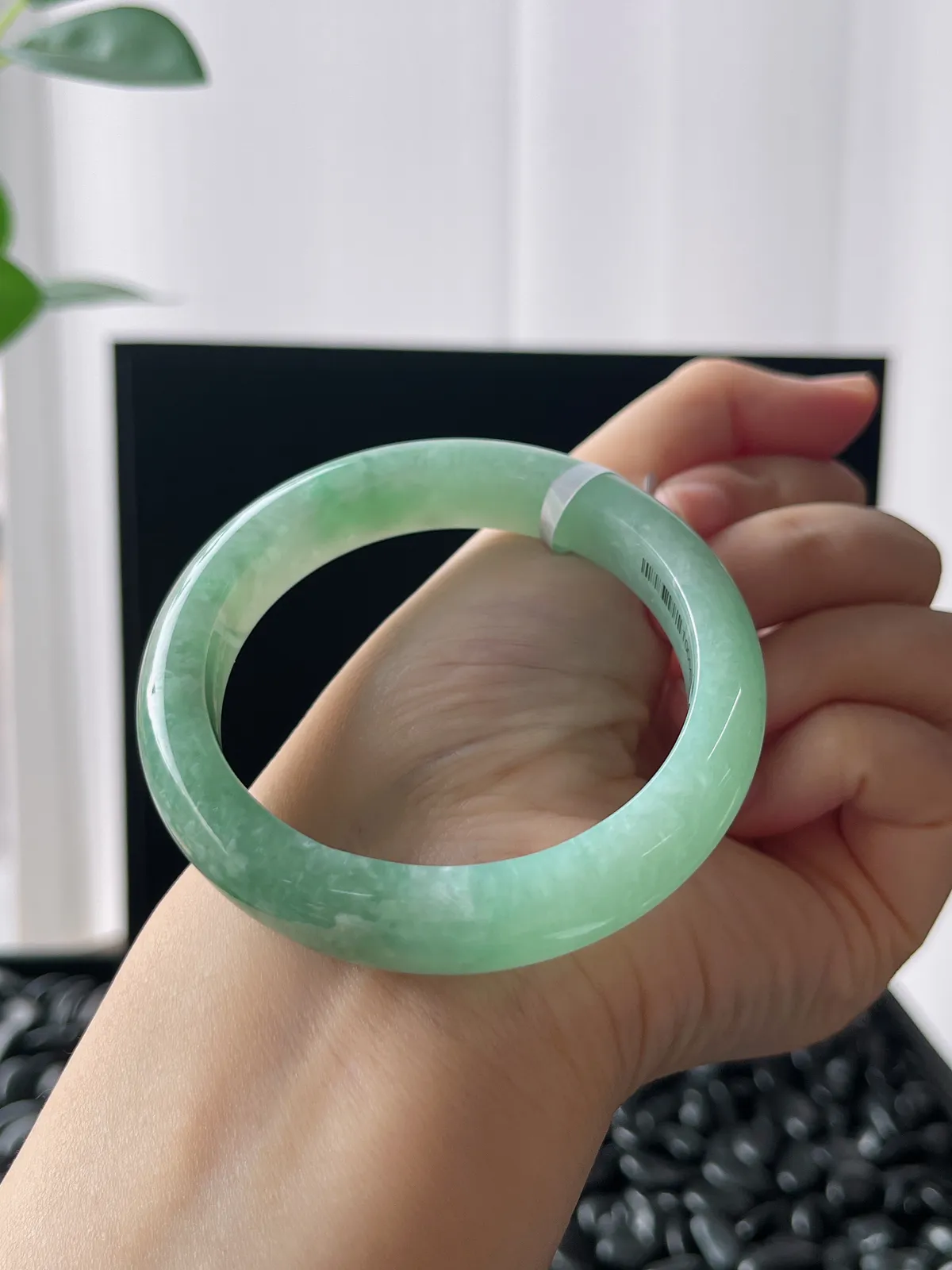 正圈52.7圈口，翡翠糯化种淡绿色手镯