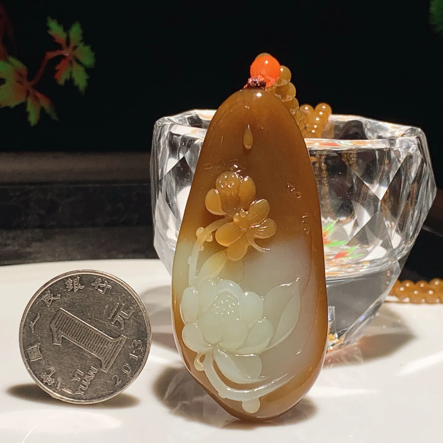 新疆和田玉且末糖蝶恋花挂件。尺寸62/29/10重46克。玉质细腻油润。手推出油。佩戴高端典雅。lt251113