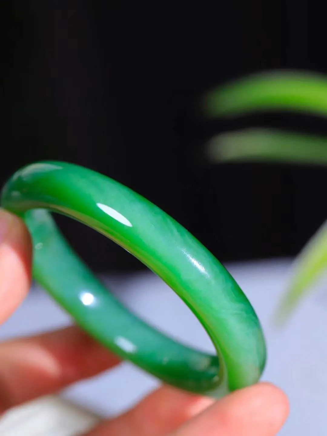 【温润如心.镯】

收藏传家级臻品️和田玉碧玉猫眼手镯，精选上等碧玉料，色泽清透，质地细腻。佩戴它，感受千年玉文化的温润与优雅，愿它为您带来平安与幸福。重65克  尺寸58-12.3-10.3mm  101101311A