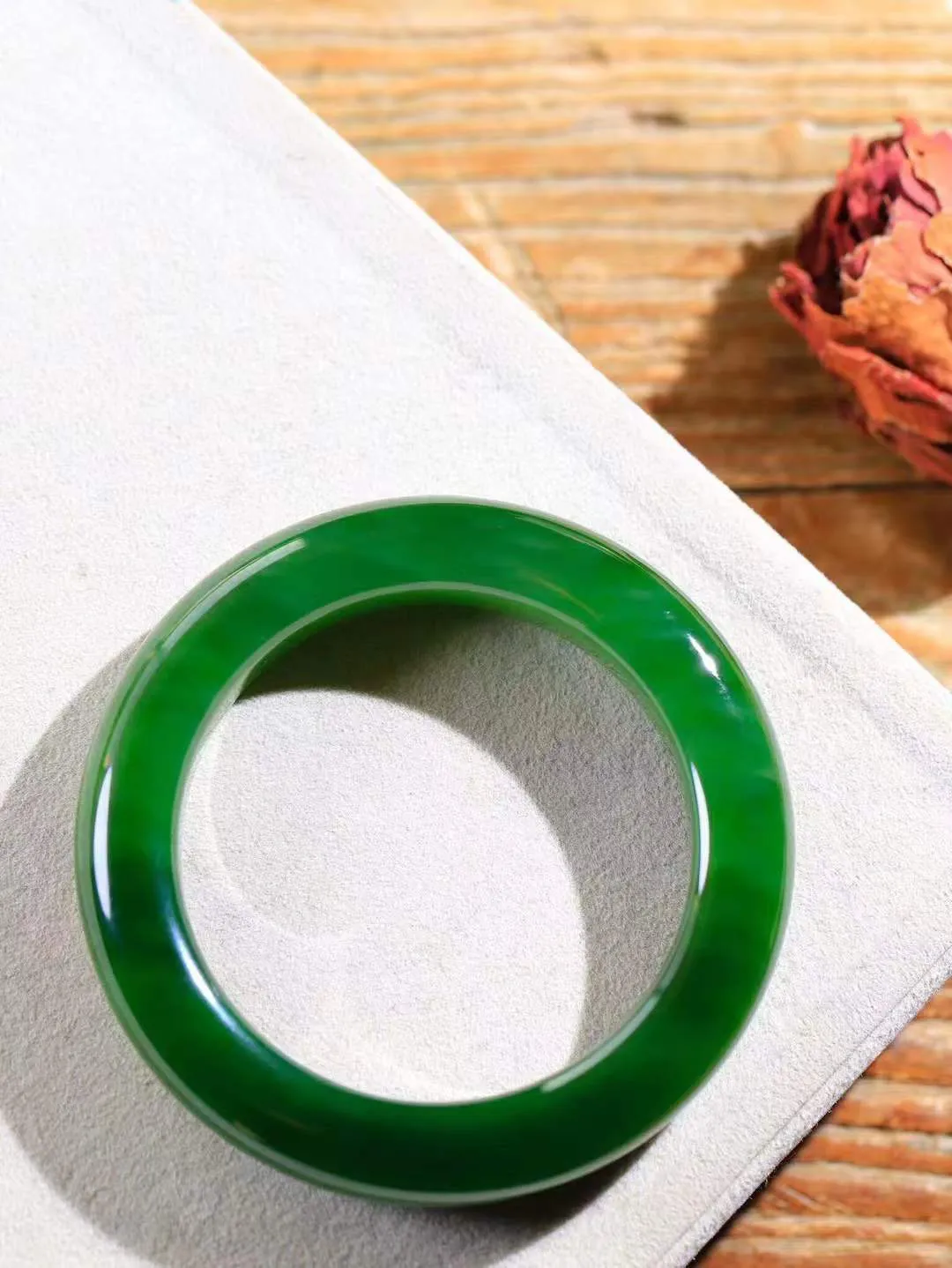 【碧波流转·手镯】

典藏级臻品️和田玉碧玉猫眼手镯，玉质细腻温润，手感舒适，️线条流畅，简约大气，美自天成，佩戴于腕间，婉约之美，举手投足间透出那份低调奢华，醉人心扉。
重84.2克 内径圈口56mm尺寸13.8-11.6mm  FDA-131101308