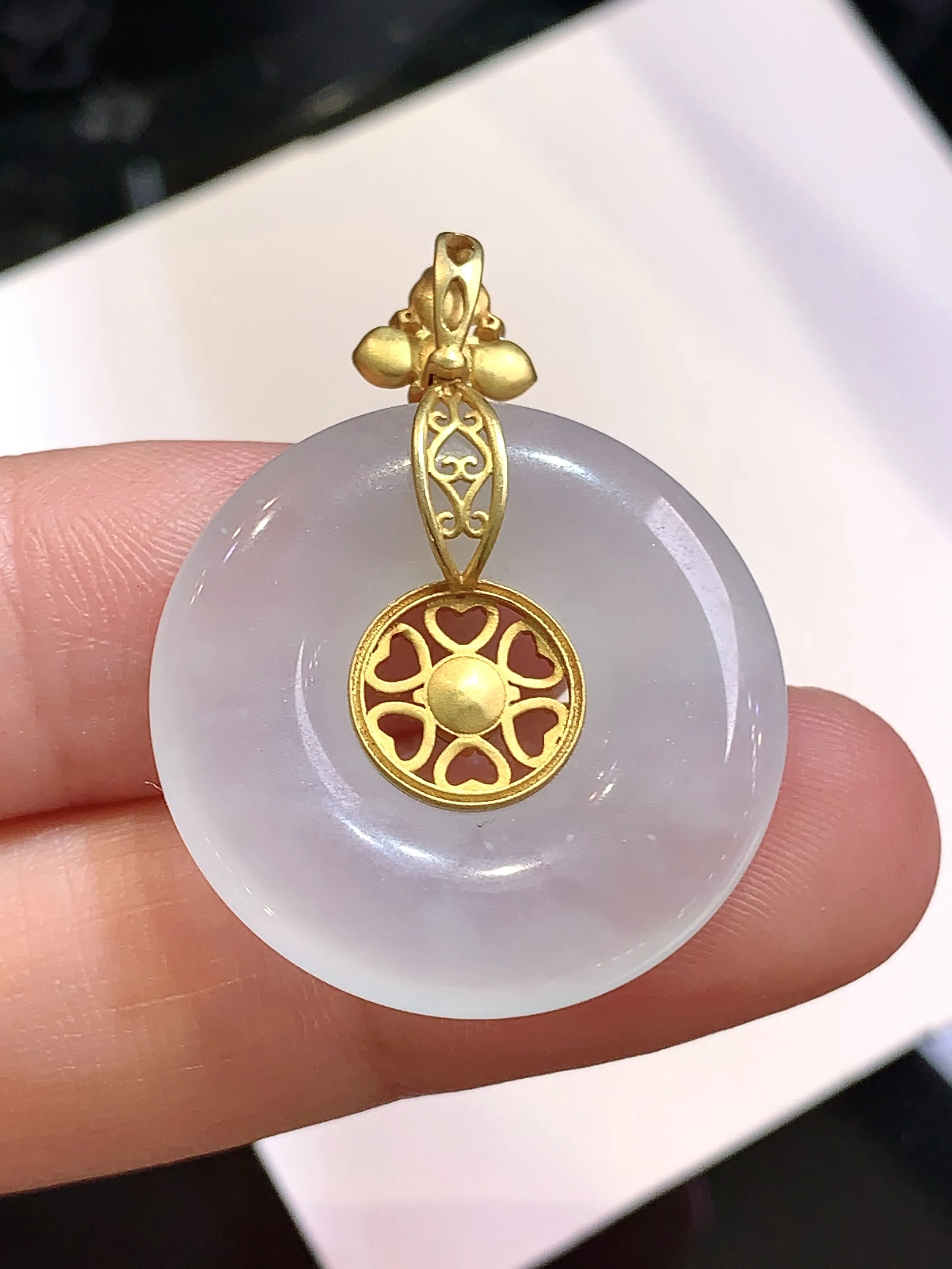 18k金镶嵌冰种平安环吊坠 玉质细腻 色泽清新艳丽 整体尺寸31.5*24.5*4