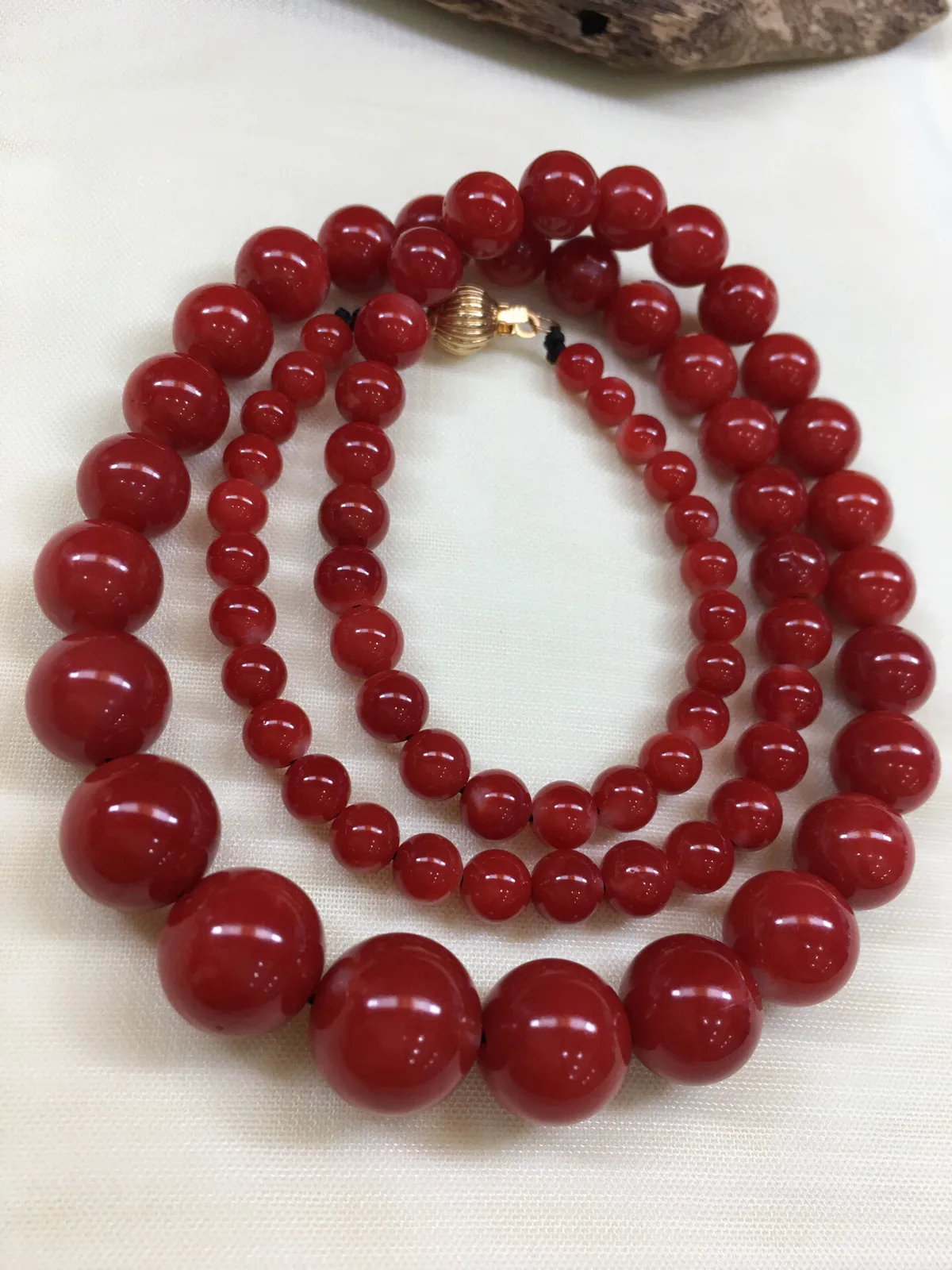 天然日本阿卡红珊瑚10.7mm圆珠塔链，项链款！精致锁骨链！天然无添加无优化，裸石尺寸10.7-4.3mm左右，日本产地，阿卡材料，牛血颜色，深海经千年生长，重量为32.1克。材料限制少白芯少虫眼、️忽略不计！具有收藏价值！