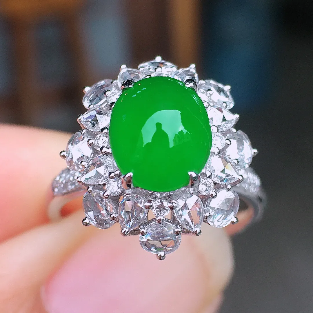 阳绿蛋面戒指，色泽均匀艳丽，玉质细腻，荧光感超
强，饱满圆润，尽显优雅气质，18k
金豪华镶嵌