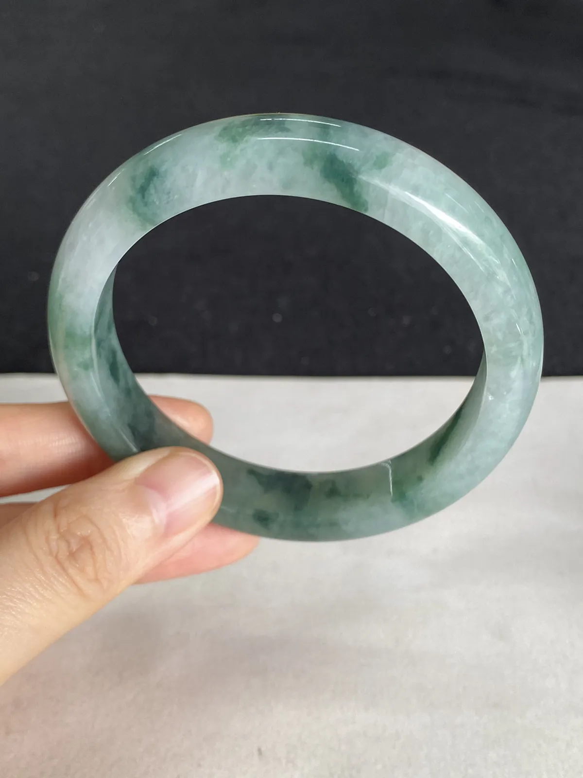 正圈56.5圈口，翡翠糯化种飘绿手镯