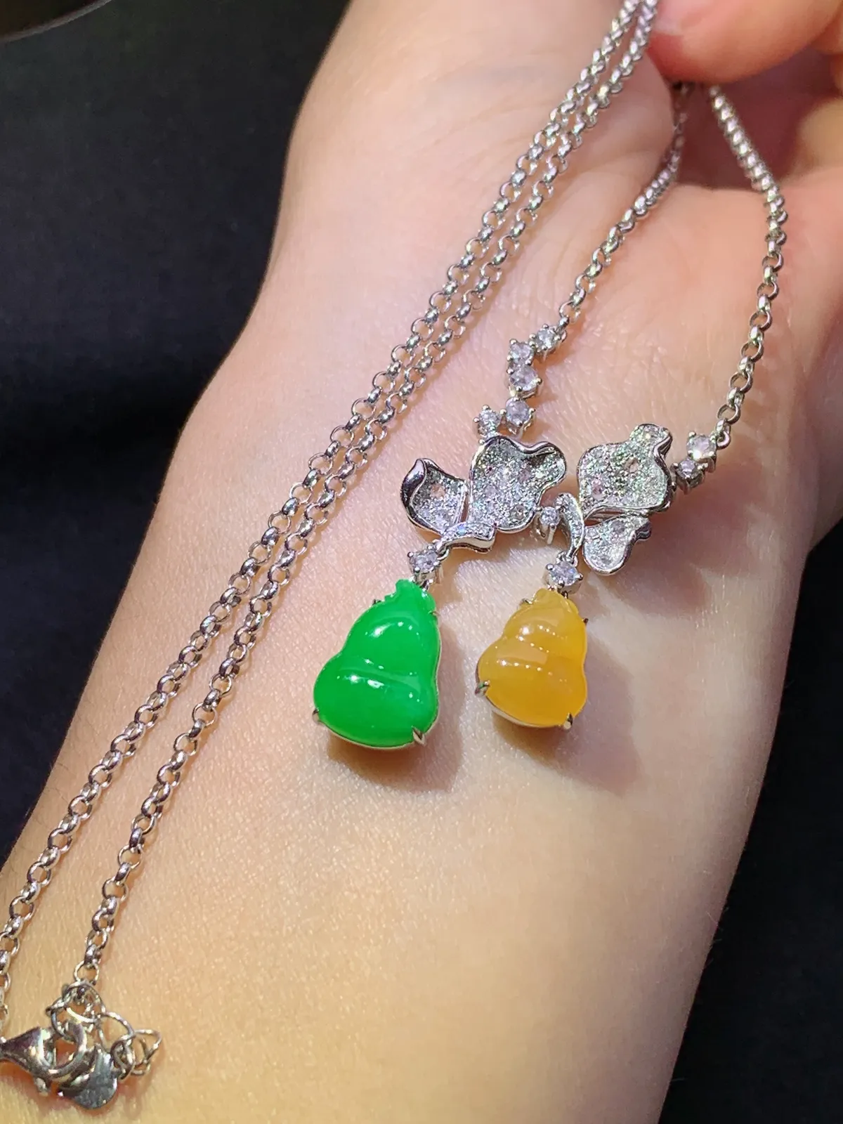 冰黄阳绿葫芦项链，18k金镶嵌，款式优雅，冰润细腻，种水足，裸石12.3*8.8*3