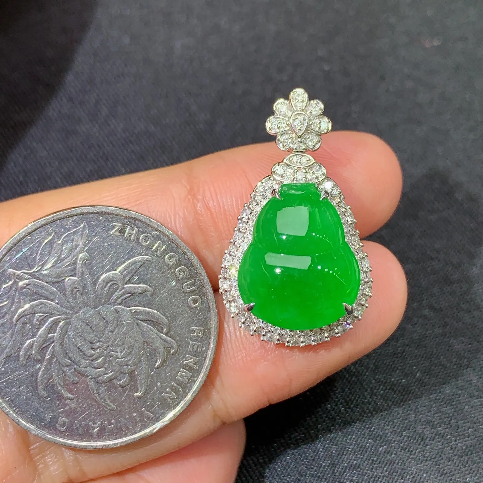 阳绿葫芦吊坠，18k金镶嵌，色泽鲜阳，冰润细腻，种水足 尺寸25.4*15*9.5