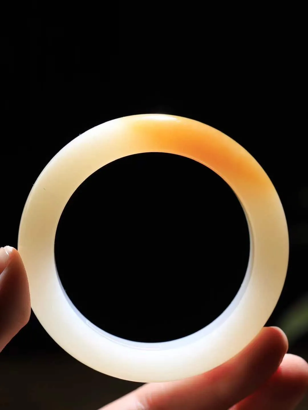 【腕间柔情.手镯】   

收藏级臻品️和田玉糖白玉手镯 玉质温润细腻 油性十足 古朴秀雅 轻抚岁月的栏杆软香温玉，腕间玉镯轻轻晃动，令人情动心间，撷一缕月末的芬芳，把心思铺陈，时光静美，惟有你最温柔。重78克   尺寸55-15-10.3mm  461101300A