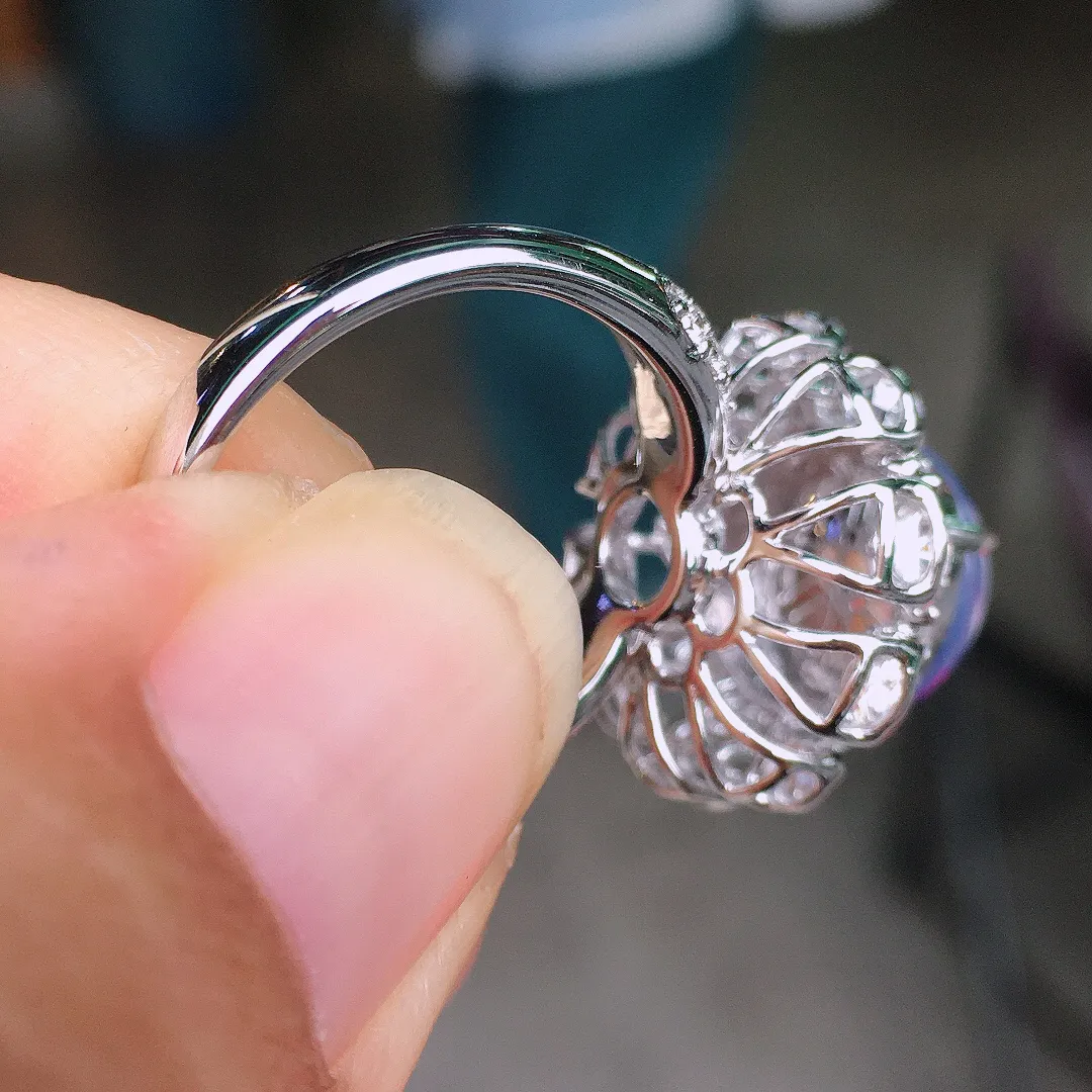 紫罗兰蛋面戒指，色泽均匀艳丽，玉质细腻，荧光感超
强，饱满圆润，尽显优雅气质，18k
金豪华镶嵌