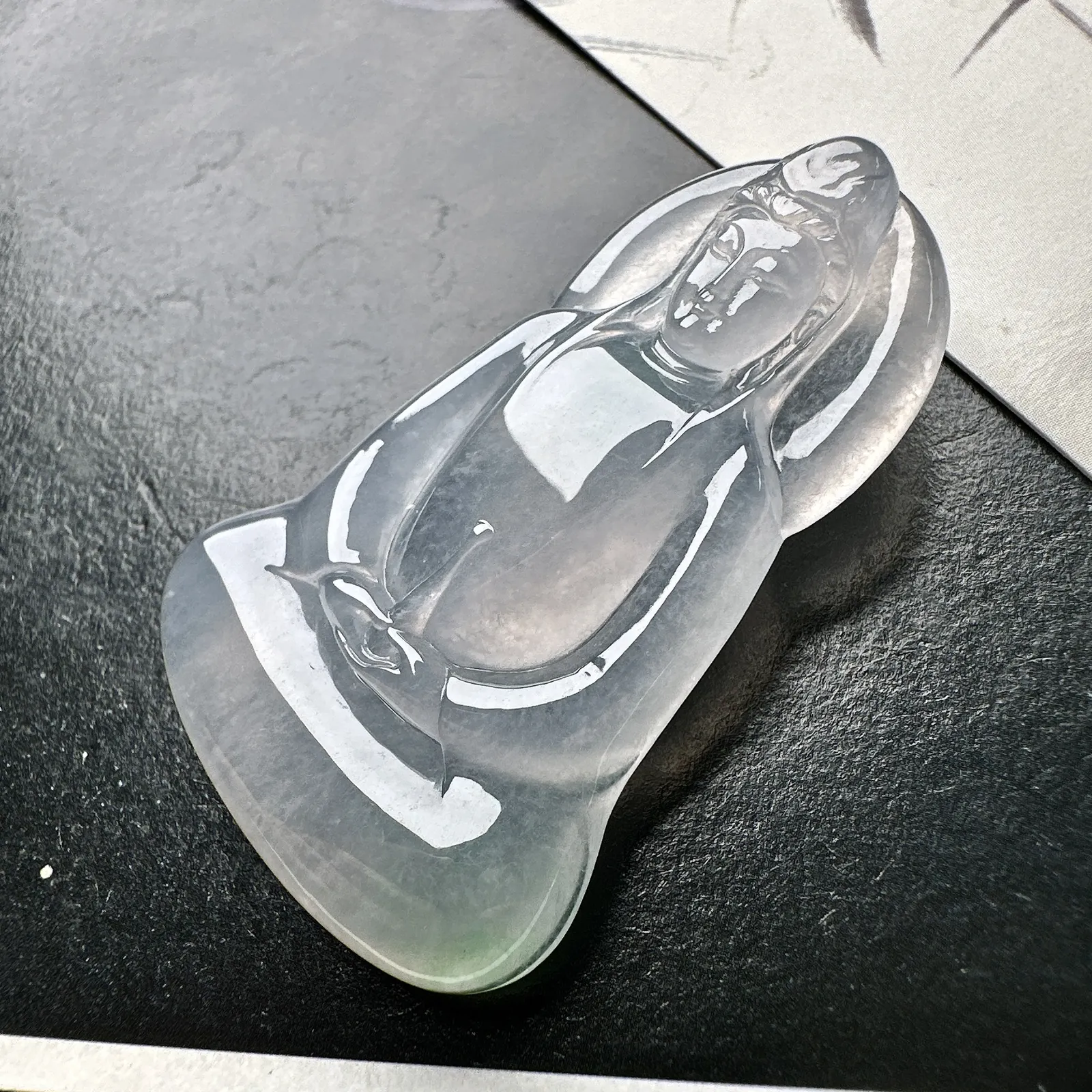 【冰种素衣观音】质地细腻，通透度上佳，冰感十足，适合佩戴。