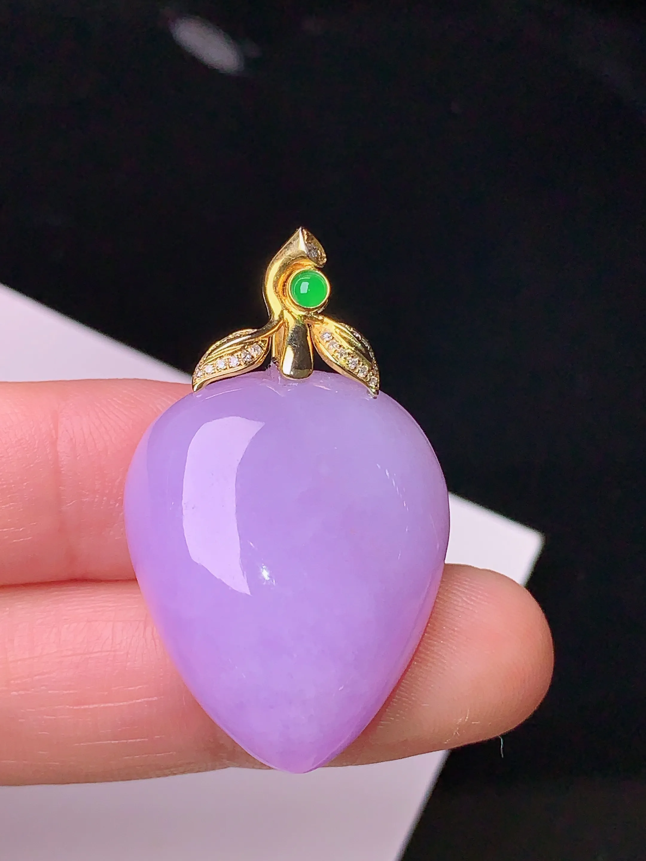 18k金钻镶嵌紫罗兰寿桃吊坠 玉质细腻 色泽清新艳丽 整体尺寸36.5*22.2*10.8