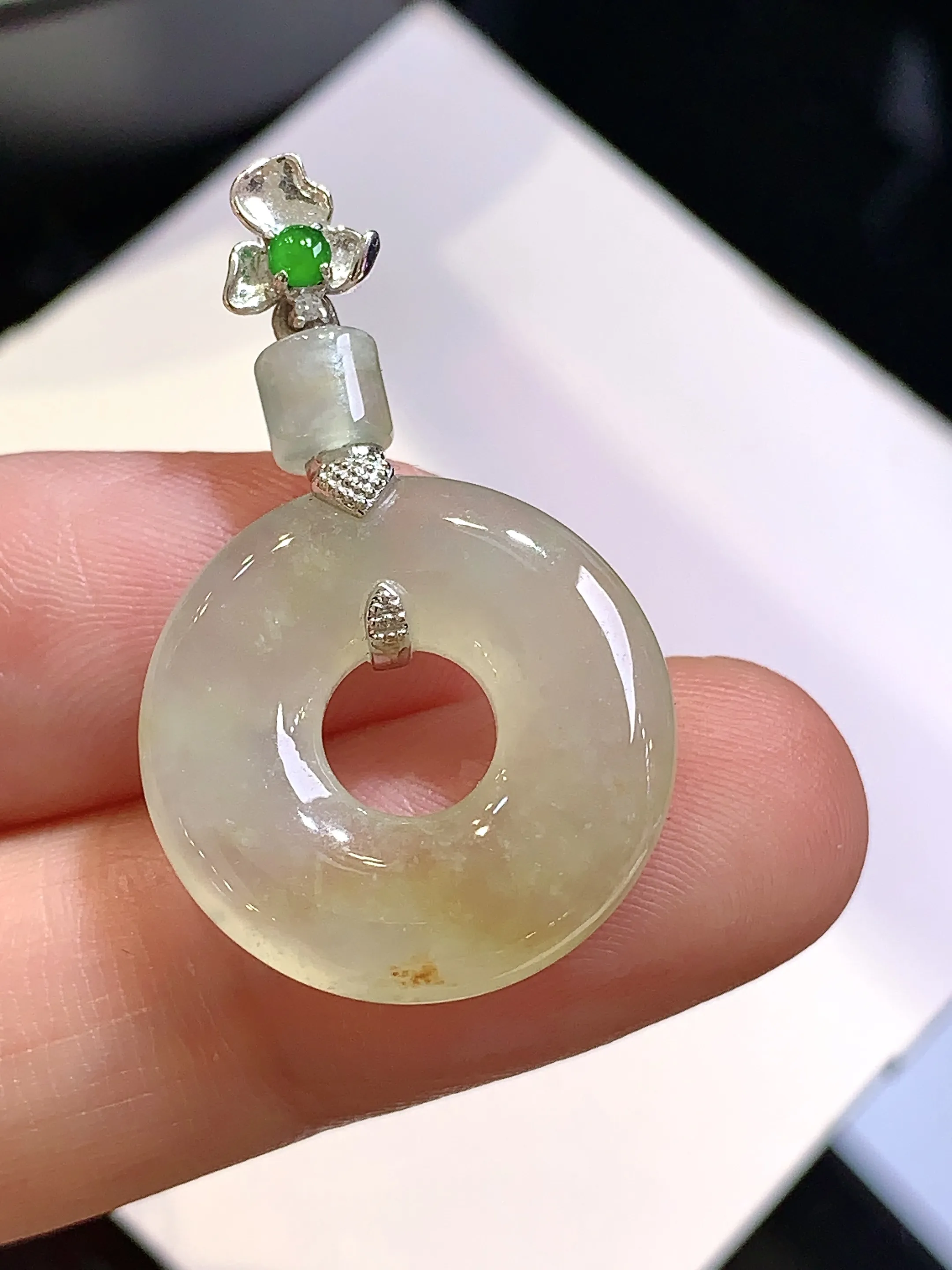 18k金钻镶嵌黄翡平安环吊坠 玉质细腻 色泽清新艳丽 整体尺寸32.3*19.3*4.2