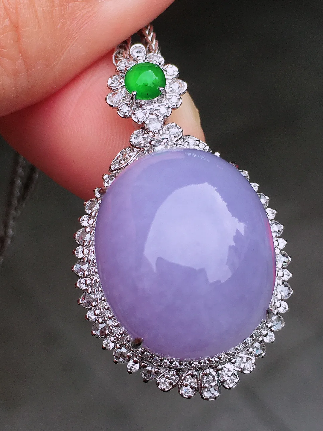 紫罗兰蛋面吊坠，色泽均匀艳丽，玉质细腻，荧光感超
强，饱满圆润，尽显优雅气质，18k
金豪华镶嵌