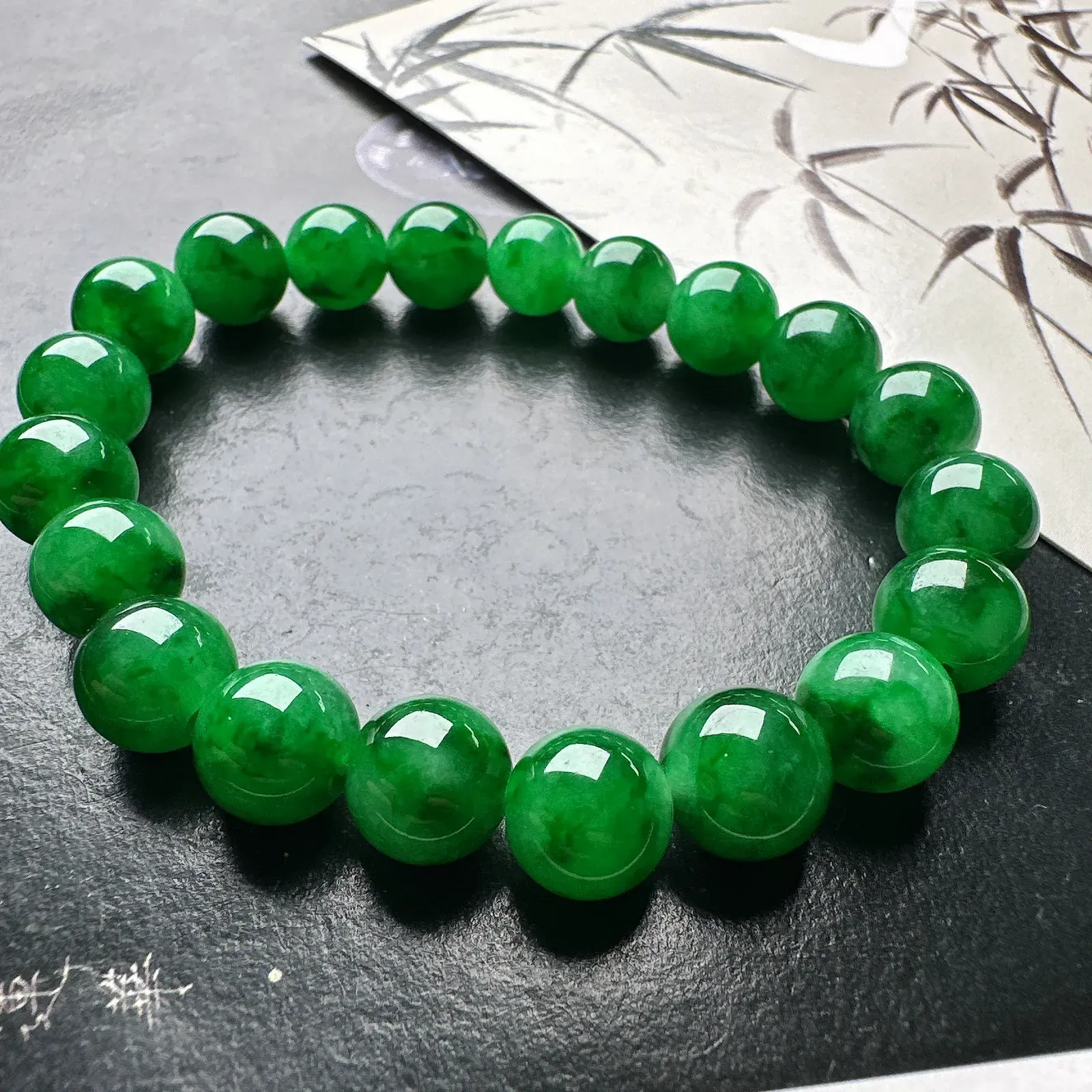 【冰种满绿圆珠手串】辣绿色泽，冰感十足，通透闪亮，颜色很艳丽，收藏品质，推荐入手
